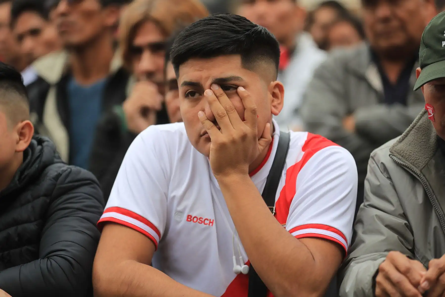 Cientos de hinchas se congregaron en la Plaza Mayor para ver el partido por copa América entre Perú y Brasil. 

Foto: ANDINA/Juan Carlos Guzmán Negrini.