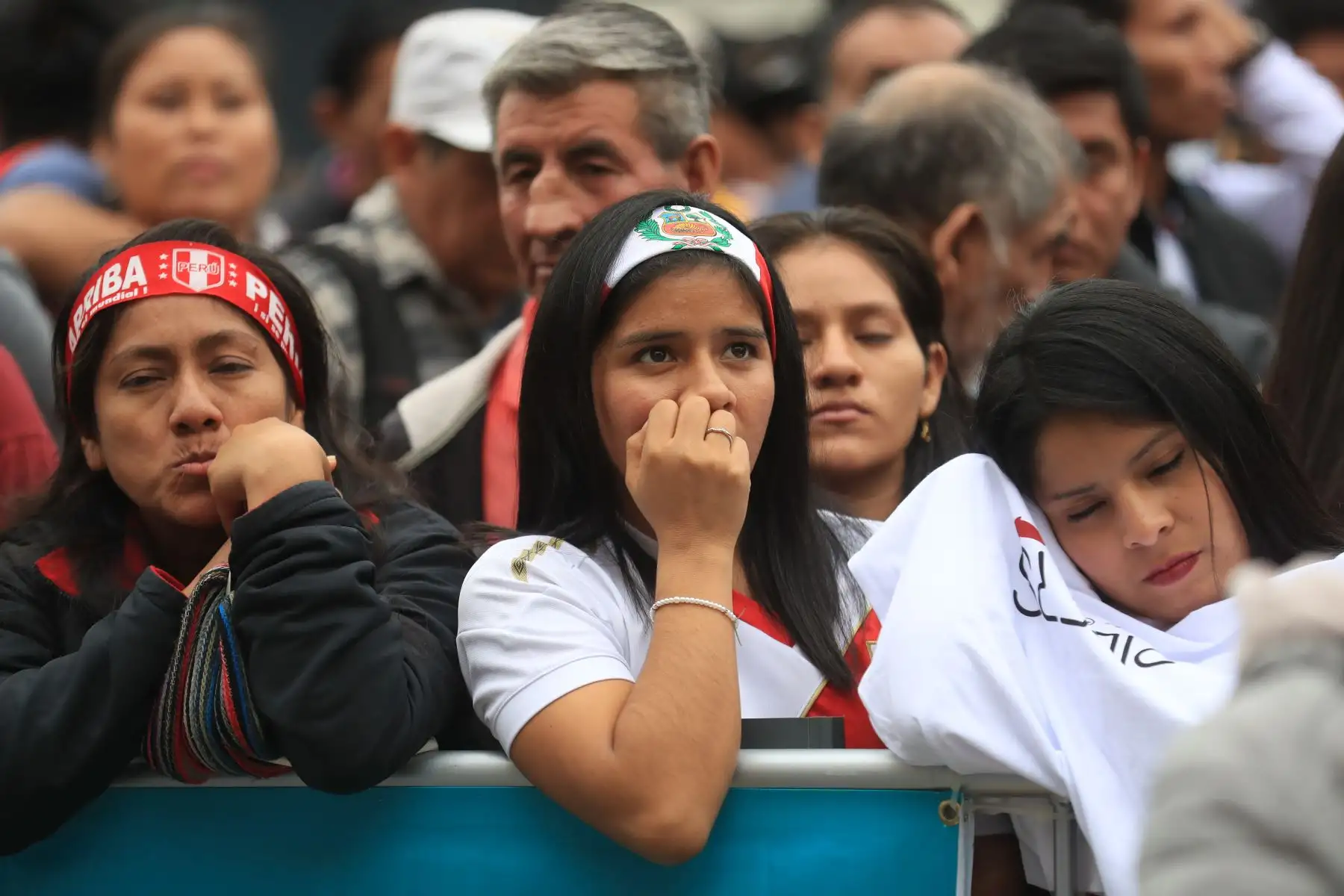 Cientos de hinchas se congregaron en la Plaza Mayor para ver el partido por copa América entre Perú y Brasil. 

Foto: ANDINA/Juan Carlos Guzmán Negrini.