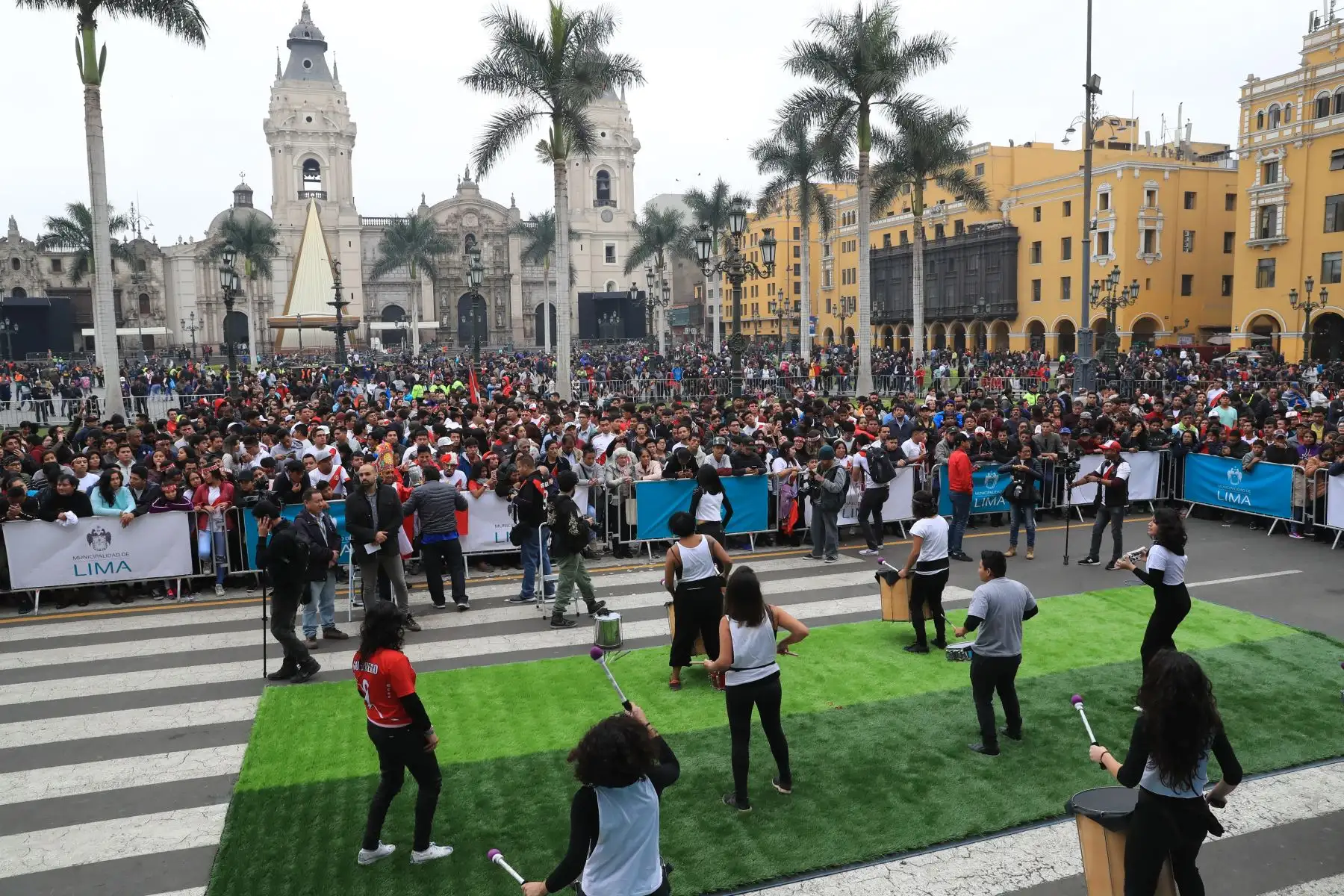 Cientos de hinchas se congregaron en la Plaza Mayor para ver el partido por copa América entre Perú y Brasil. 

Foto: ANDINA/Juan Carlos Guzmán Negrini.
