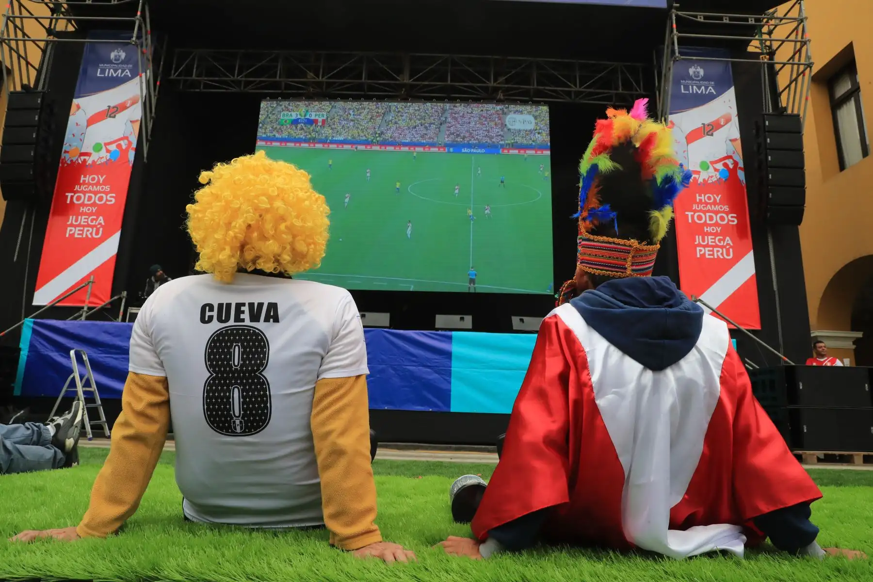 Cientos de hinchas se congregaron en la Plaza Mayor para ver el partido por copa América entre Perú y Brasil. 

Foto: ANDINA/Juan Carlos Guzmán Negrini.