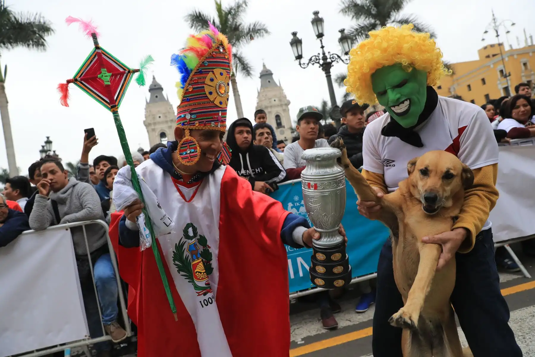 Cientos de hinchas se congregaron en la Plaza Mayor para ver el partido por copa América entre Perú y Brasil. 

Foto: ANDINA/Juan Carlos Guzmán Negrini.