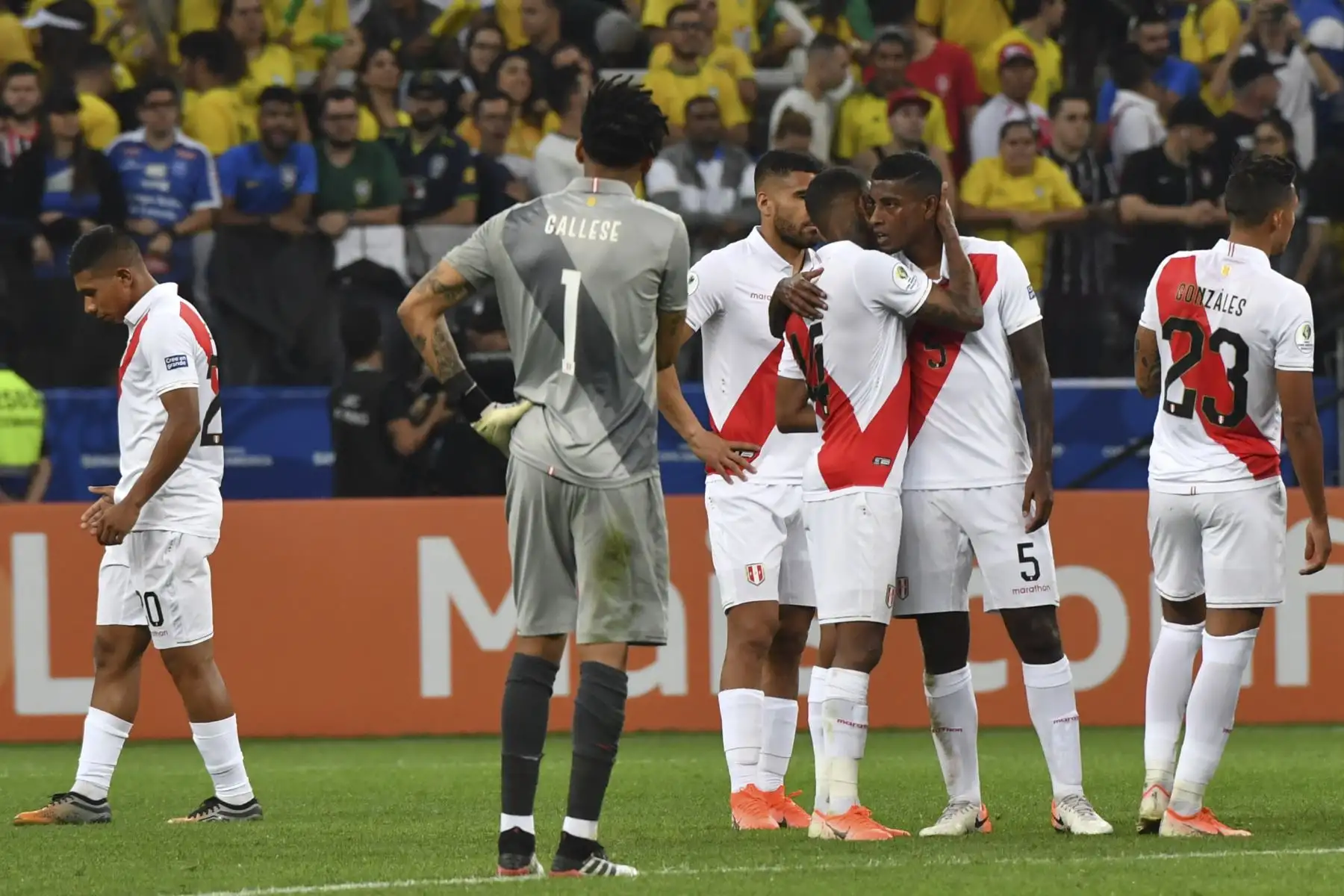 Los jugadores de Perú se saludan luego de perder 5-0 ante Brasil en un partido de torneo de fútbol de Copa América.
Foto: AFP