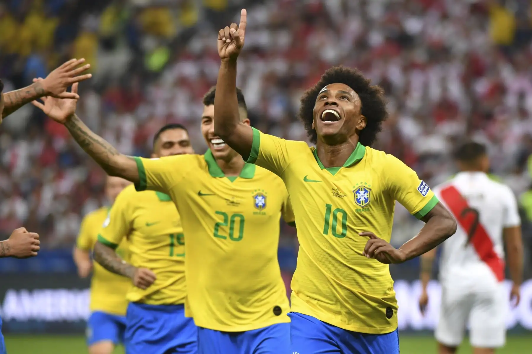 Willian (R) de Brasil celebra después de anotar contra Perú durante su partido de torneo de fútbol de la Copa América.
Foto: AFP