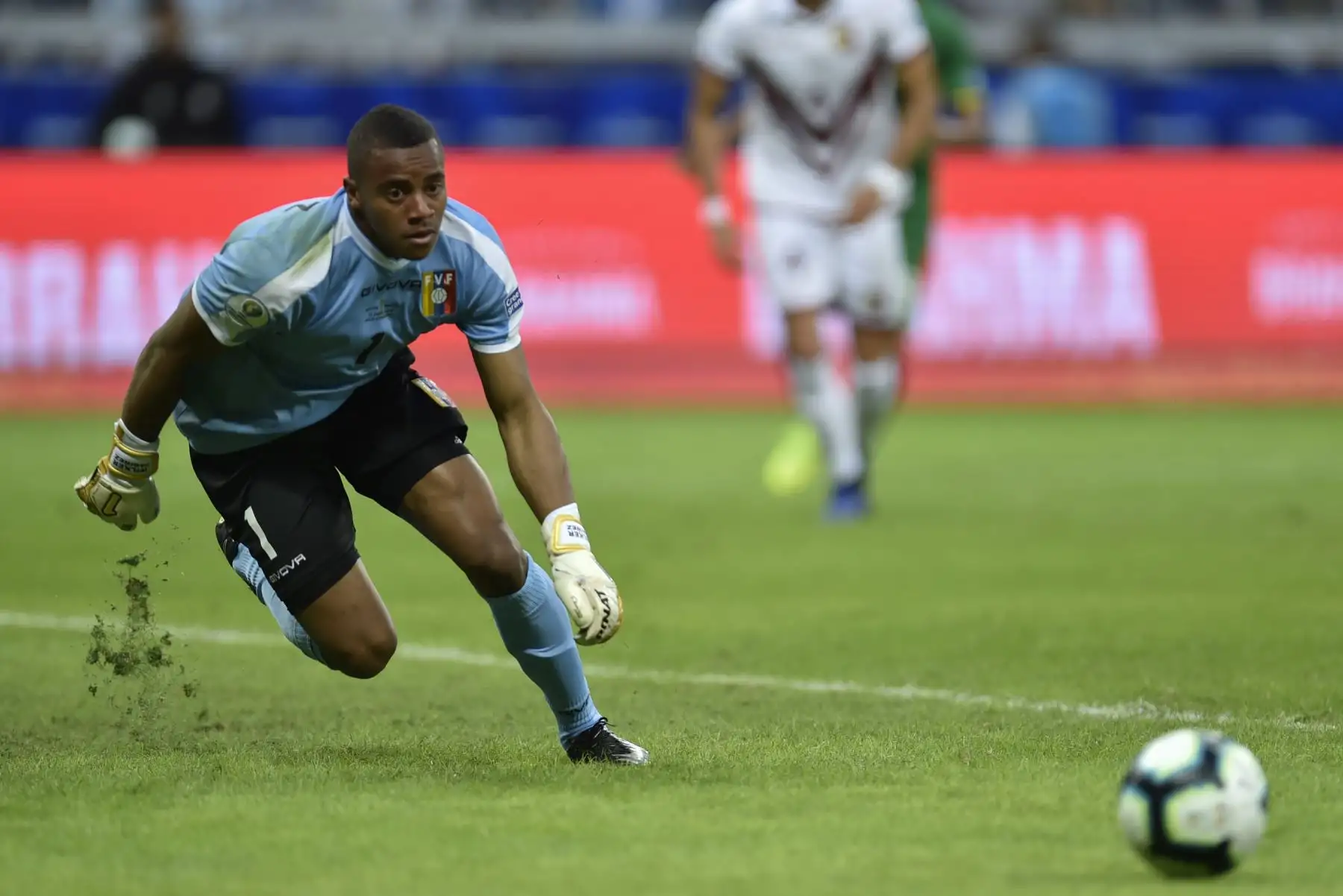 El arquero de Venezuela, Wuilker Farinez, corre por la pelota durante el partido del torneo de fútbol de la Copa América contra Bolivia.
Foto: AFP