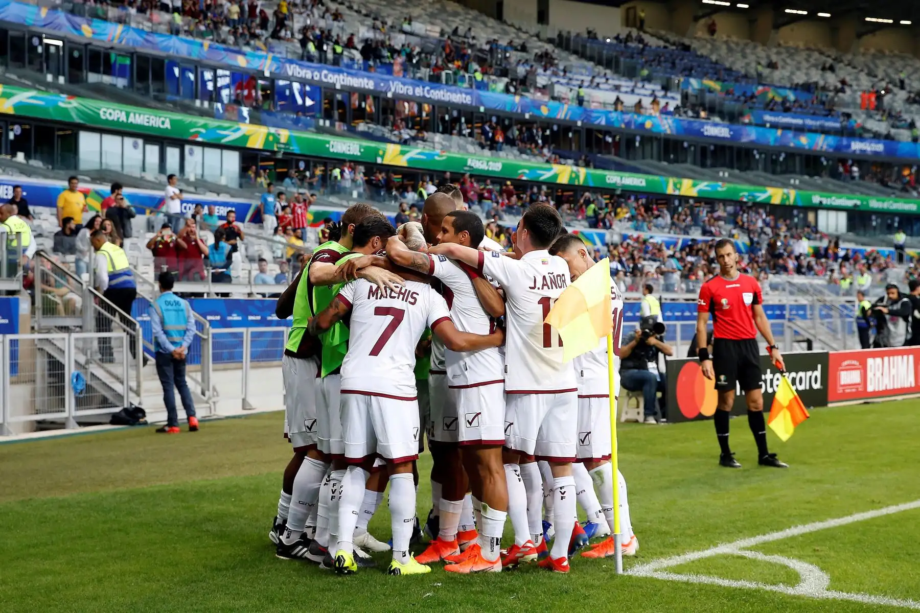 Machis (2i) de Venezuela celebra tras anotar el segundo gol ante Bolivia con sus compañeros este sábado, durante el partido Bolivia-Venezuela del Grupo A de la Copa América de Fútbol 2019.
Foto: EFE