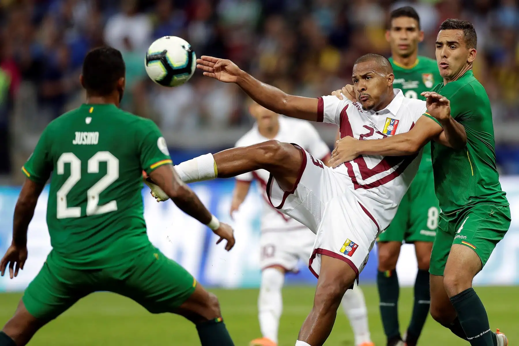 Rondón (c) de Venezuela dispara a puerta ante Bolivia este sábado, durante el partido Bolivia-Venezuela del Grupo A de la Copa América de Fútbol 2019.
Foto: AFP