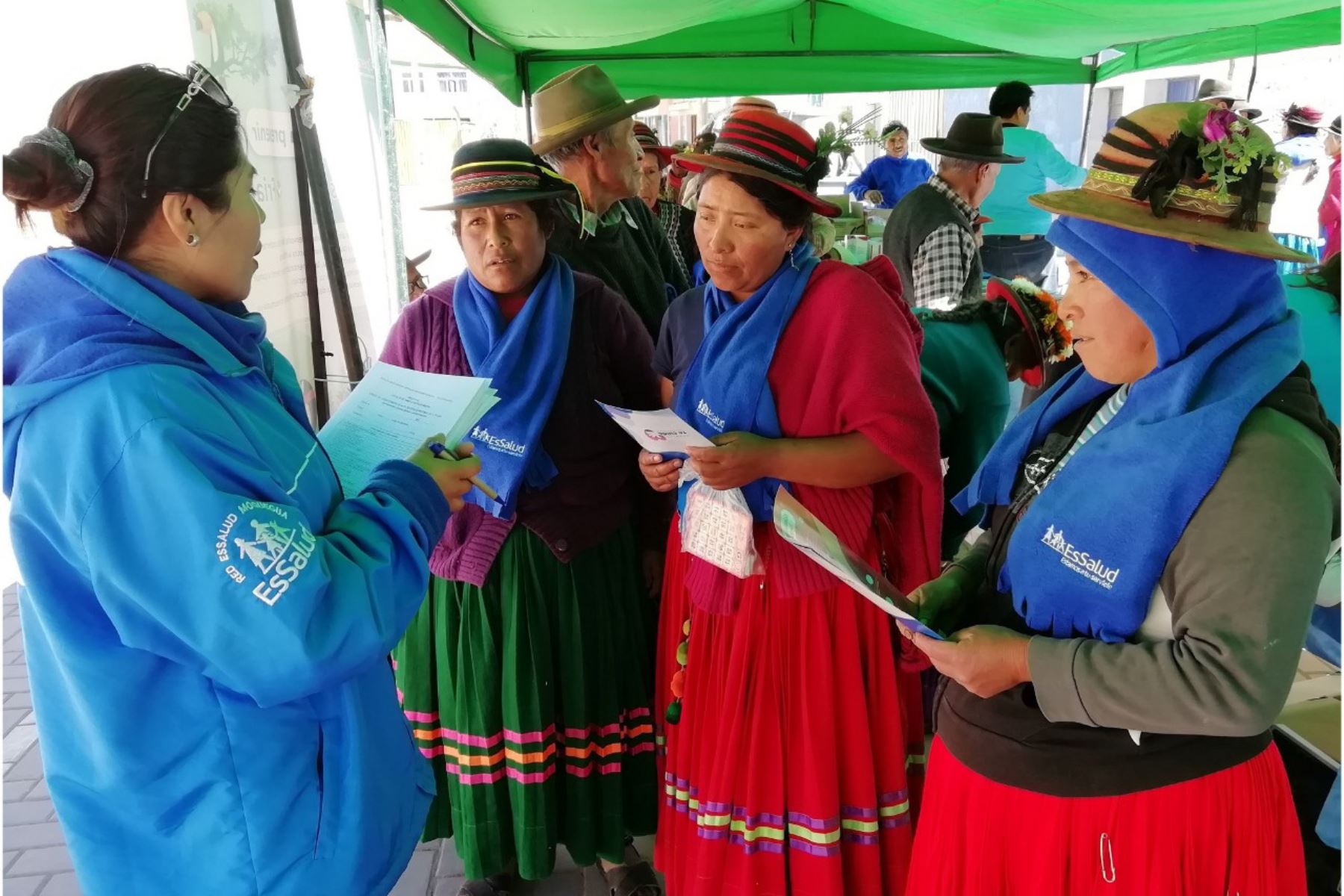 Una brigada médica de EsSalud atendió a la población afectada por las bajas temperaturas en Ichuña y Tolapalca, región Moquegua,