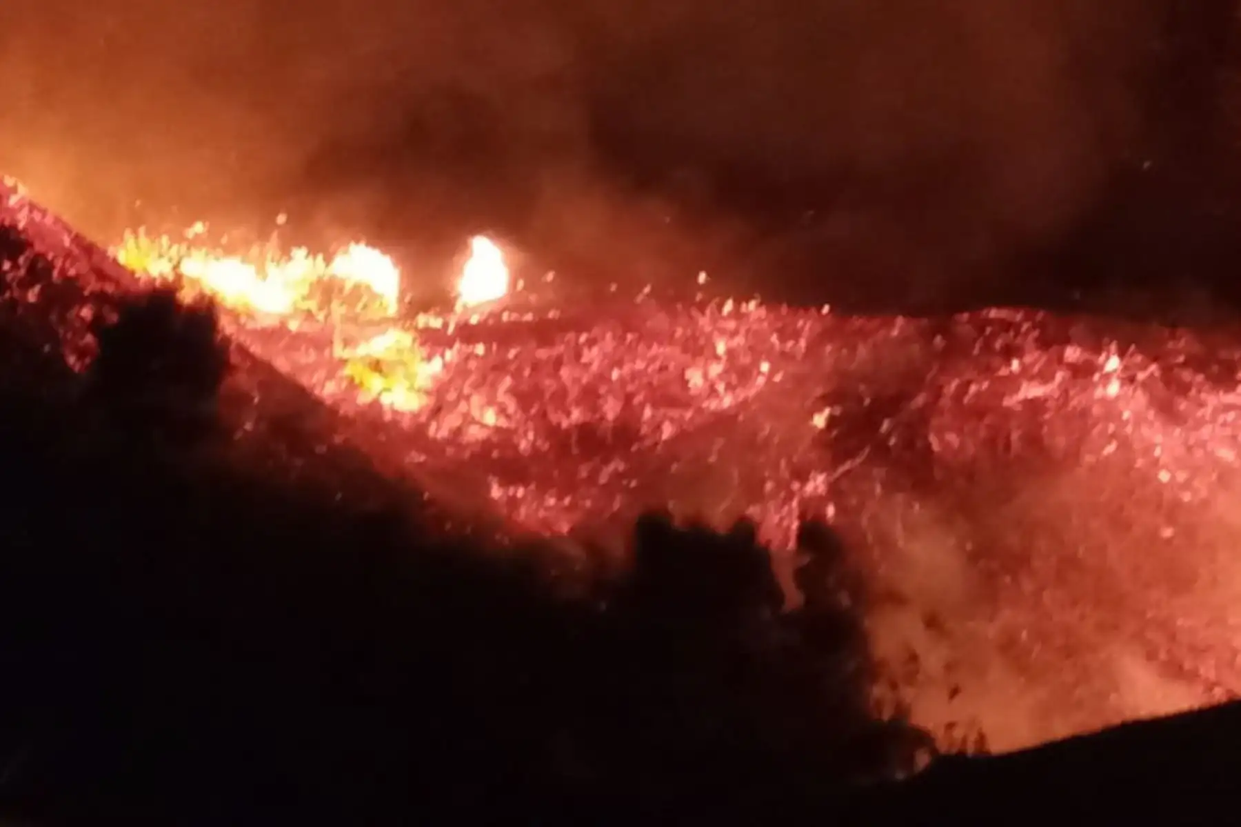 La Municipalidad Distrital de Samanco informó que el fuego se inició a las 23:30 horas de ayer y logró ser controlado a las 2:30 horas de hoy.