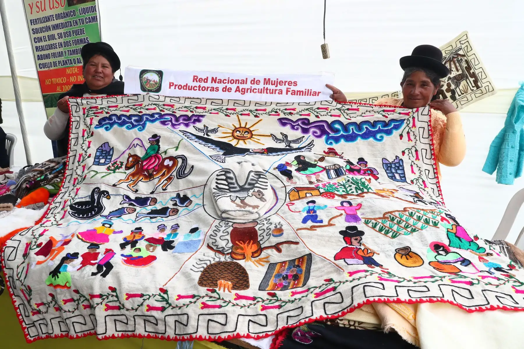 Ministerios de Agricultura y del Ambiente organizan el Festival Nacional de la Biodiversidad donde participan  productores de varias zonas del país, con más de 500 variedades de papas, así como semillas, frutos, ajíes, etc.