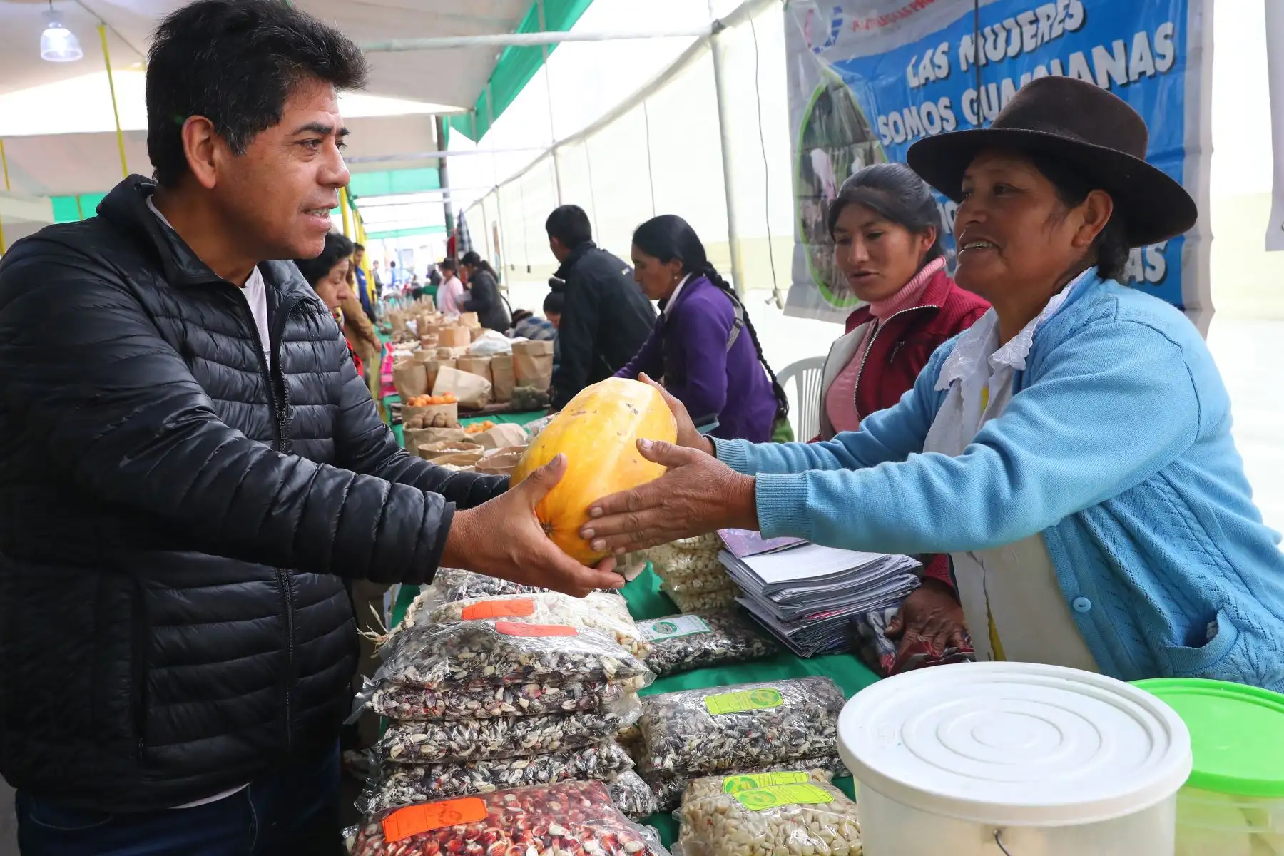 Ministerios de Agricultura y del Ambiente organizan el Festival Nacional de la Biodiversidad donde participan  productores de varias zonas del país, con más de 500 variedades de papas, así como semillas, frutos, ajíes, etc.