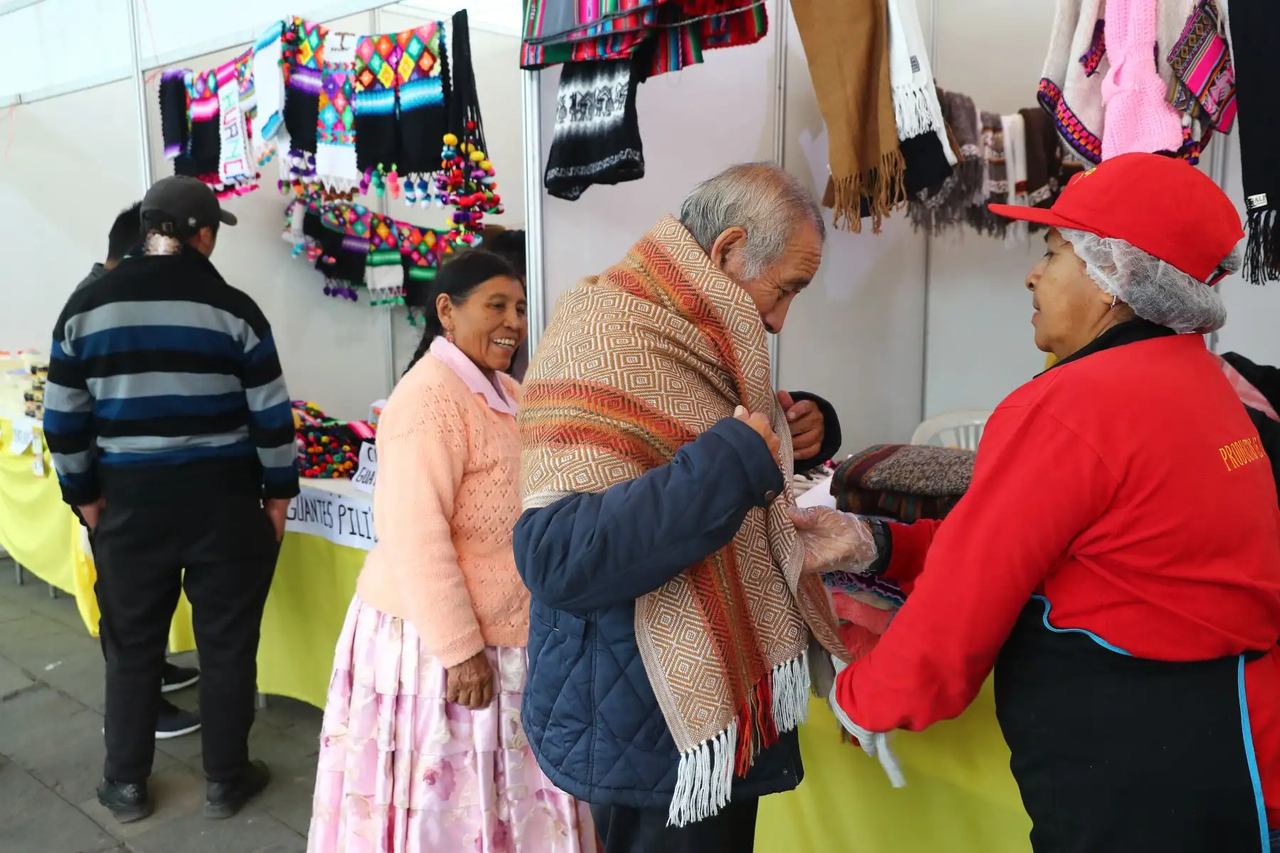 Ministerios de Agricultura y del Ambiente organizan el Festival Nacional de la Biodiversidad donde participan  productores de varias zonas del país, con más de 500 variedades de papas, así como semillas, frutos, ajíes, etc.