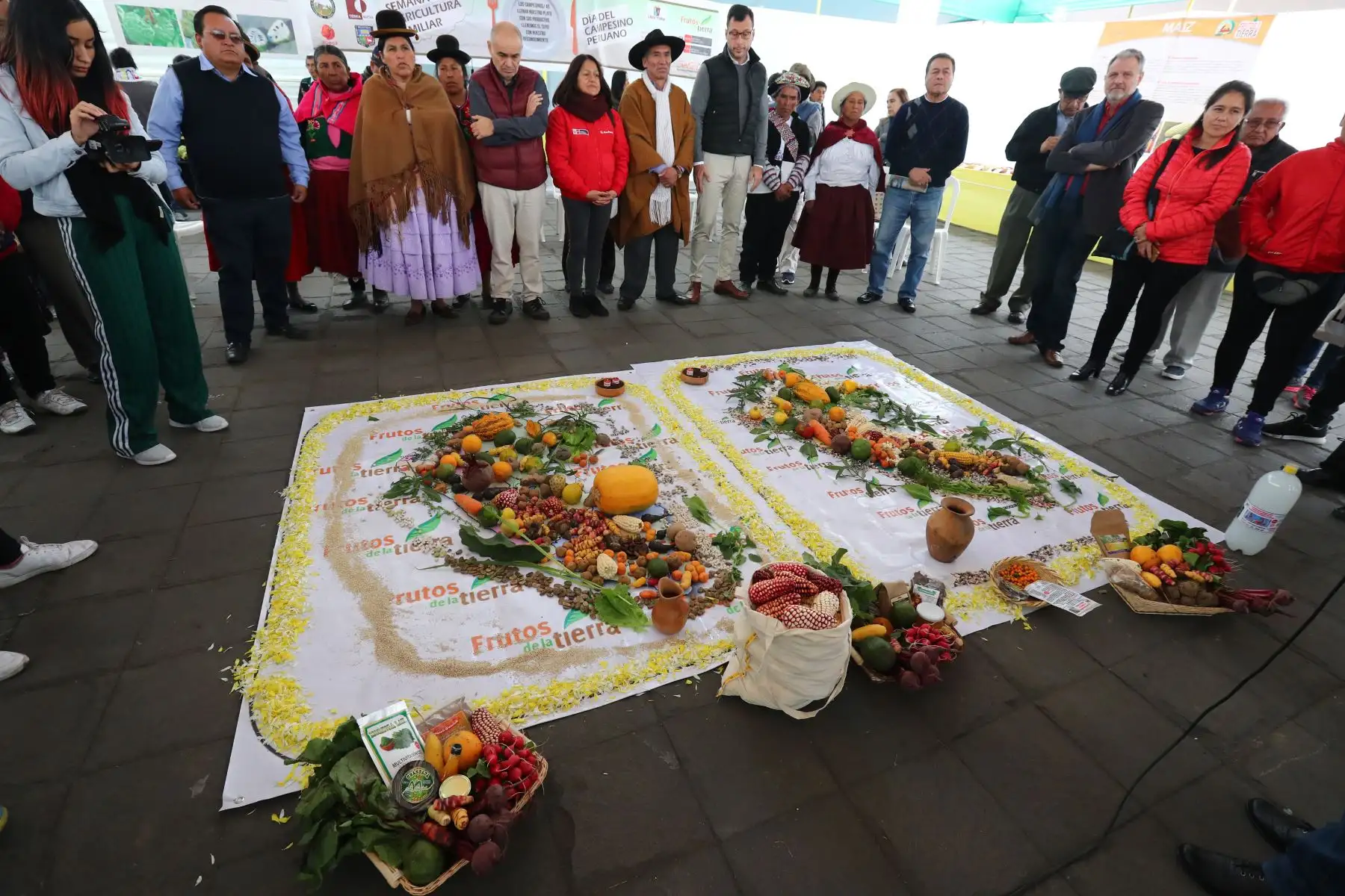 Ministerios de Agricultura y del Ambiente organizan el Festival Nacional de la Biodiversidad donde participan  productores de varias zonas del país, con más de 500 variedades de papas, así como semillas, frutos, ajíes, etc.