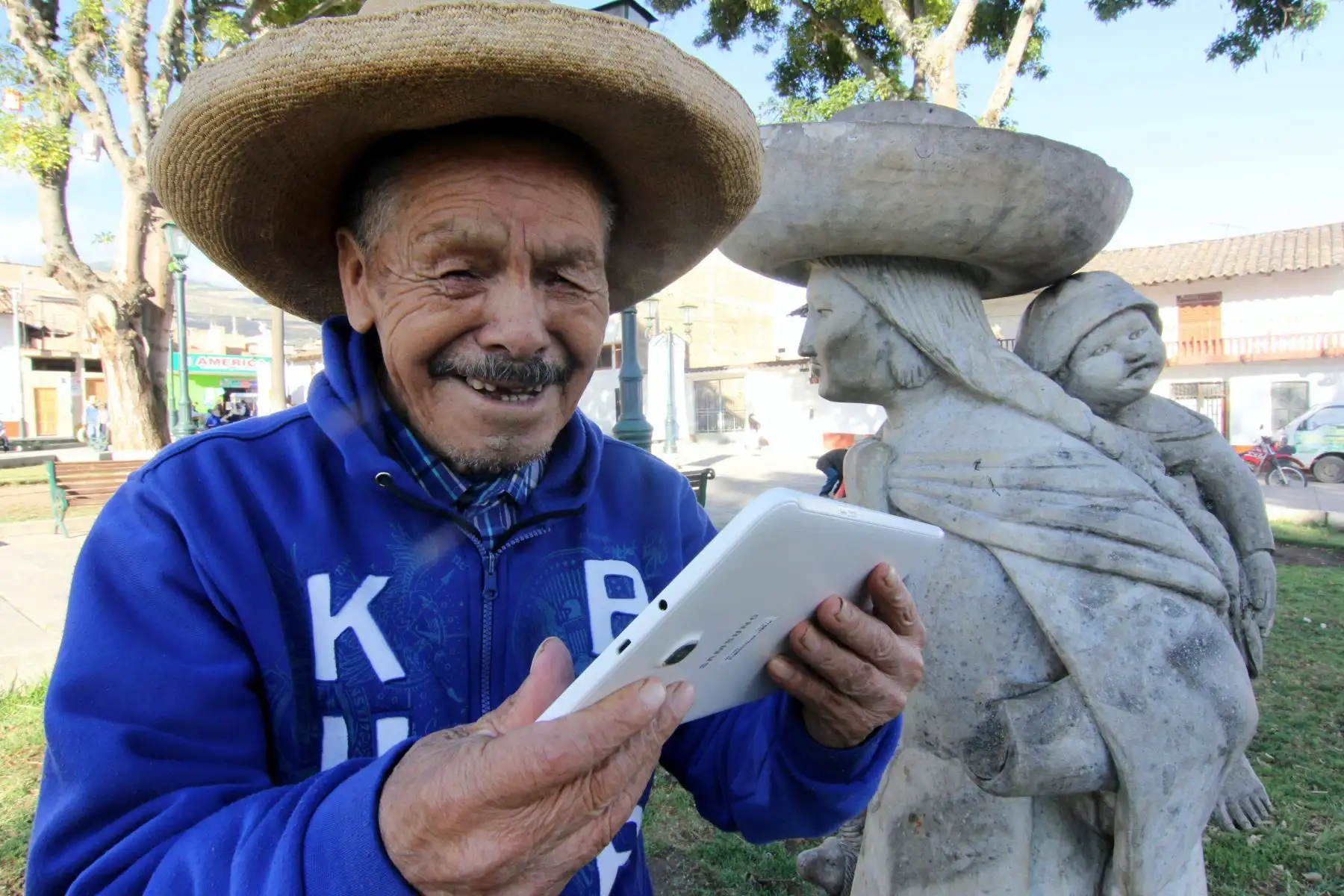 Sin el apoyo de profesores o supervisores, adultos mayores de Cajamarca aprenden a leer y escribir con la aplicación Dispurse Focus instalada en tabletas.