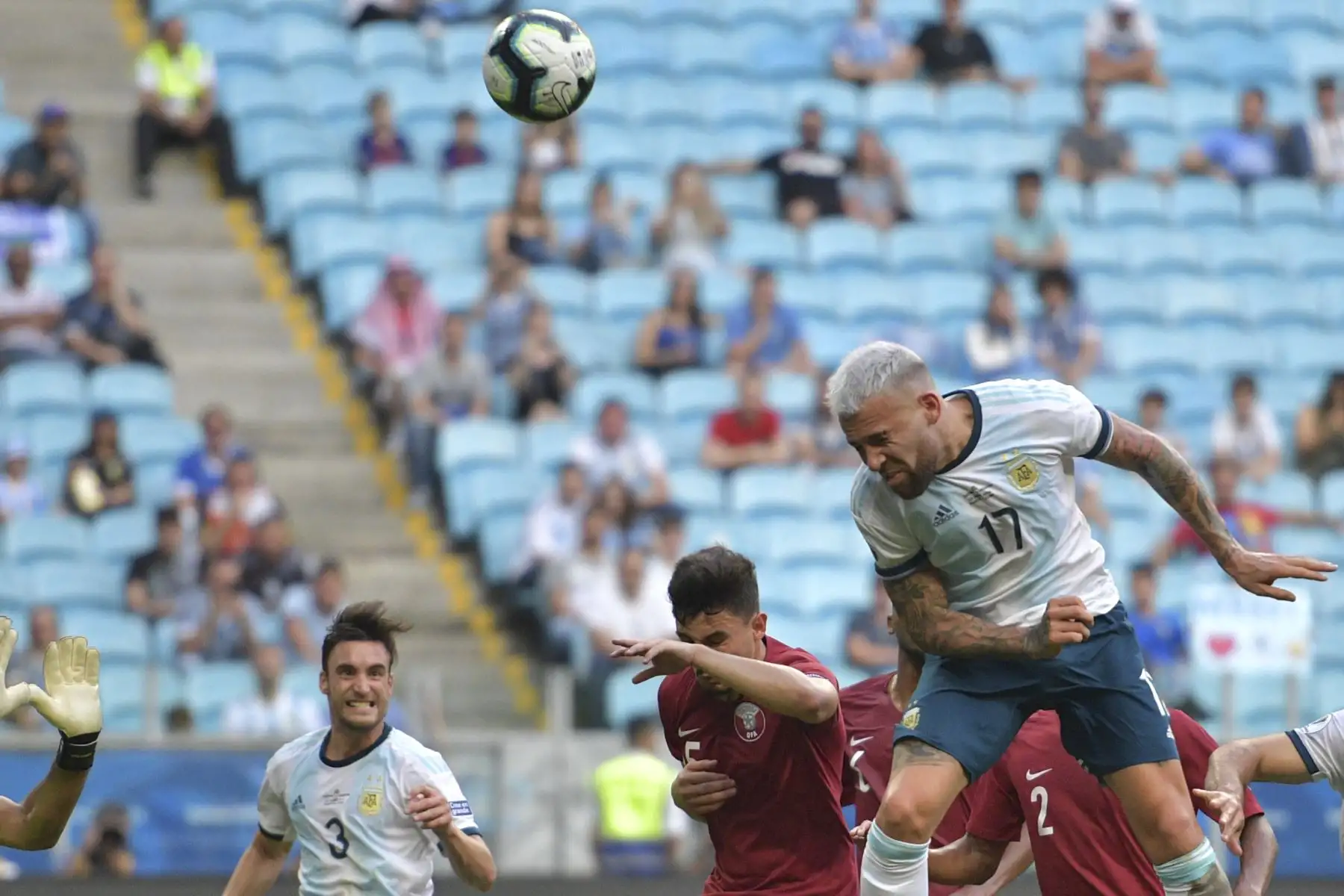 El argentino Nicolas Otamendi (R) encabeza el balón superado por Bassam Al-Rawi de Qatar durante su partido de torneo de fútbol de la Copa América en el Gremio Arena en Porto Alegre, Brasil.
Foto:AFP