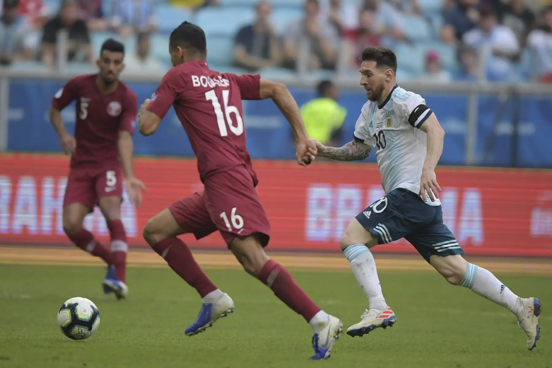 Lionel Messi (R) de Argentina y Boualem Khoukhi de Qatar compiten por el balón durante su partido de torneo de fútbol de la Copa América 2019.
Foto: AFP