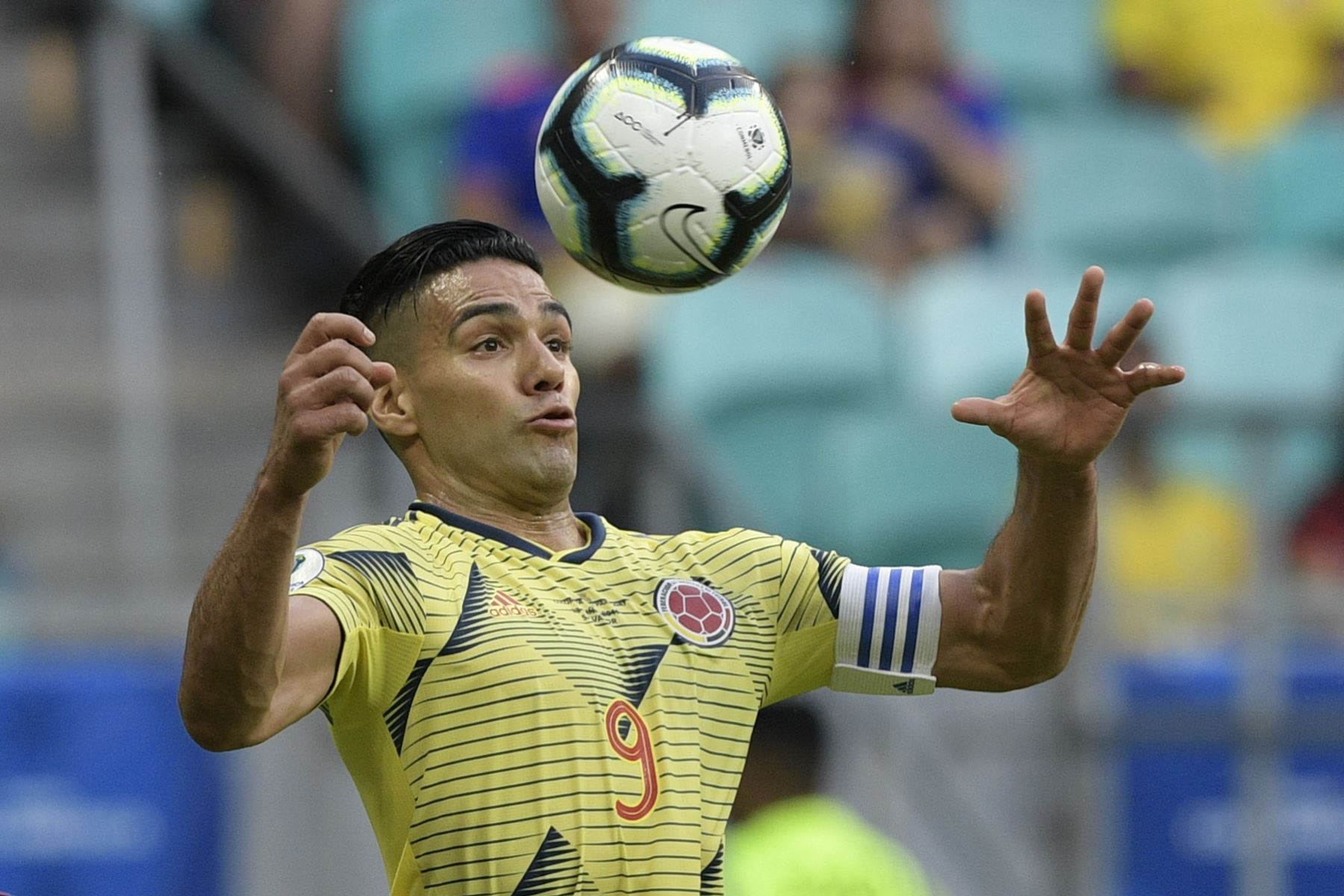 El colombiano Radamel Falcao controla el balón durante el partido del torneo de fútbol de la Copa América contra Paraguay en el estadio Fonte Nova en Salvador, Brasil.
Foto: AFP