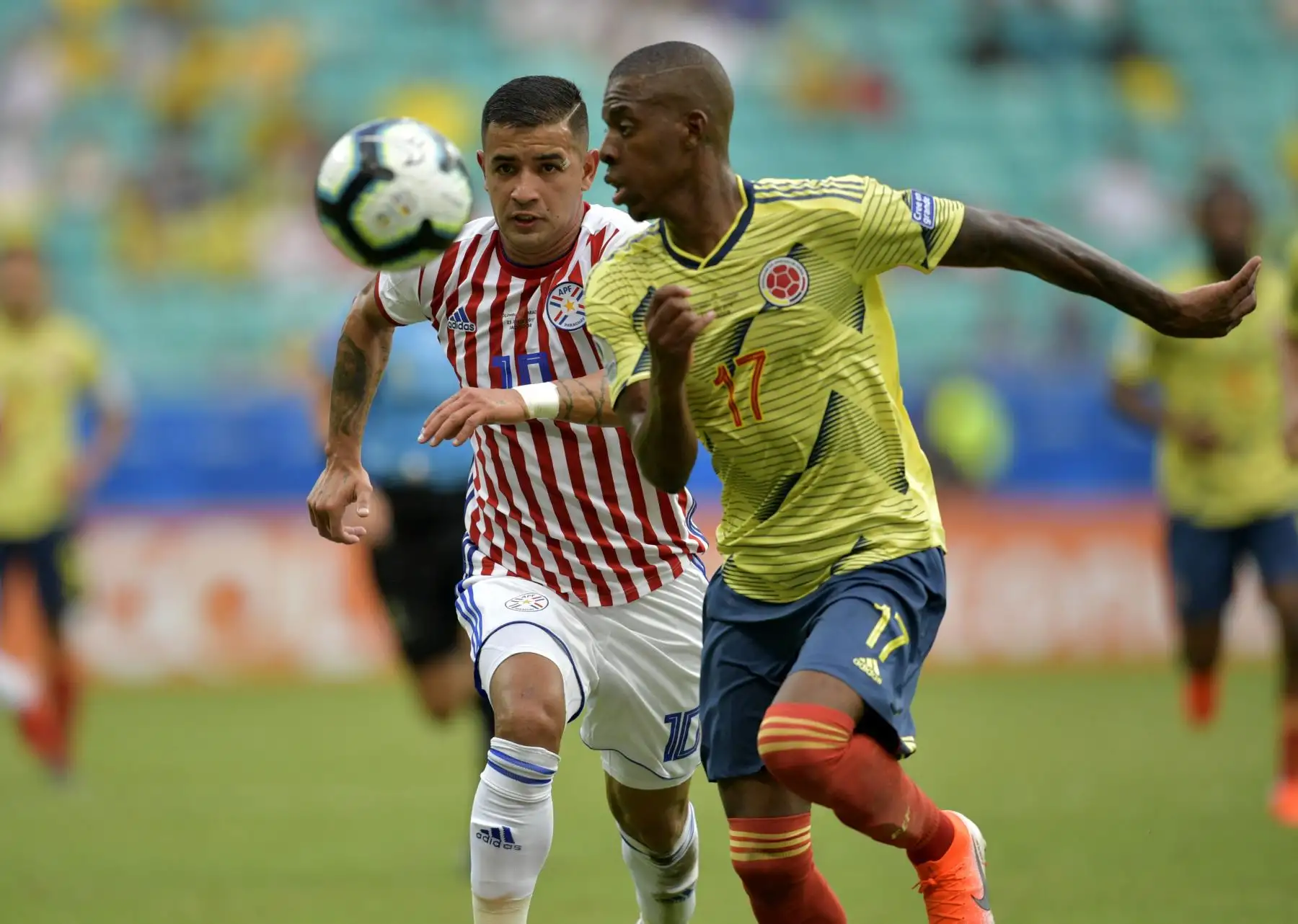 El paraguayo Derlis González (L) y el colombiano Cristian Borja compiten por el balón durante su partido de torneo de fútbol de la Copa América.
Foto: AFP