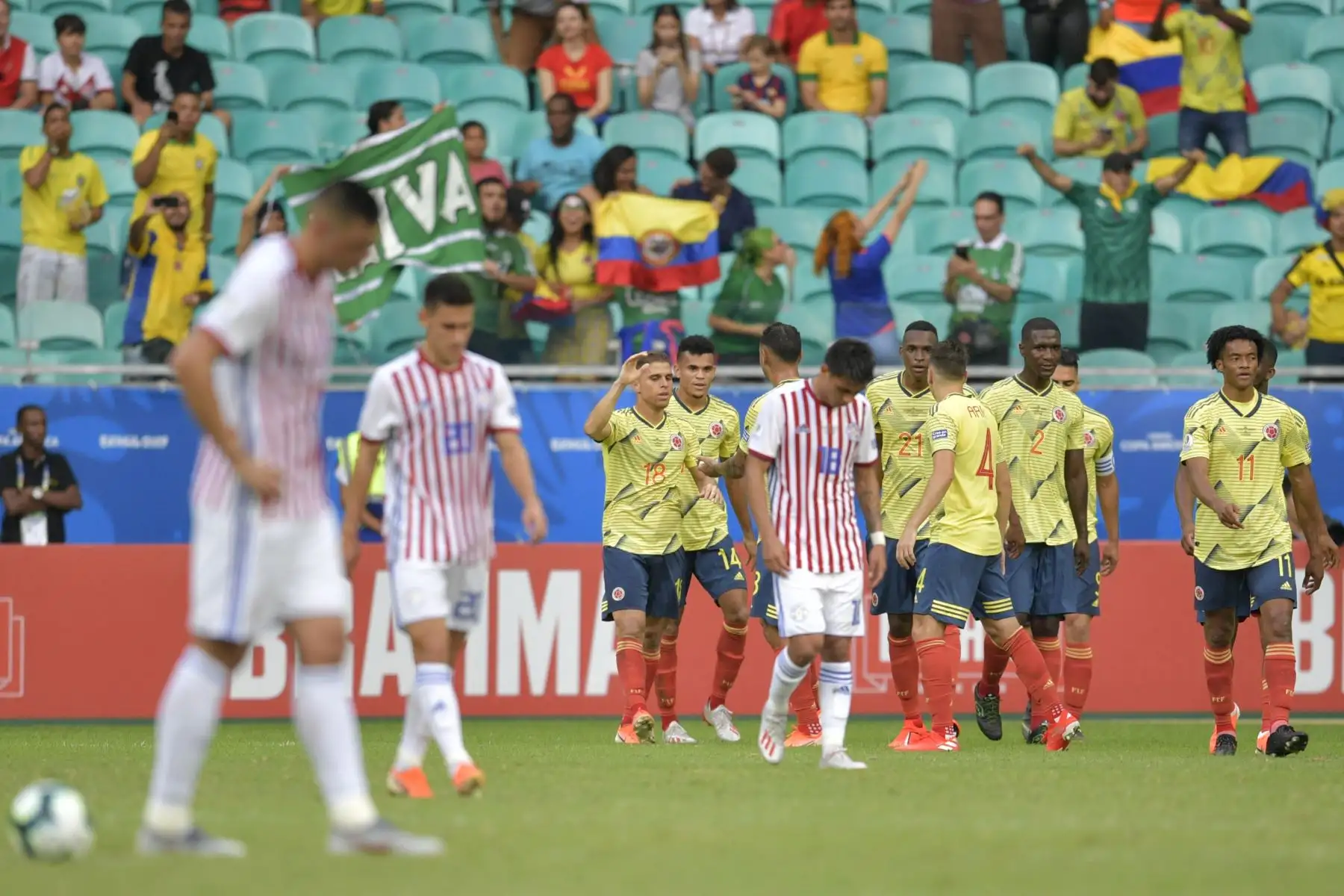 Gustavo Cuellar (L en amarillo) de Colombia celebra con sus compañeros de equipo luego de anotar contra Paraguay durante su partido de torneo de fútbol de la Copa América.
Foto: AFP
