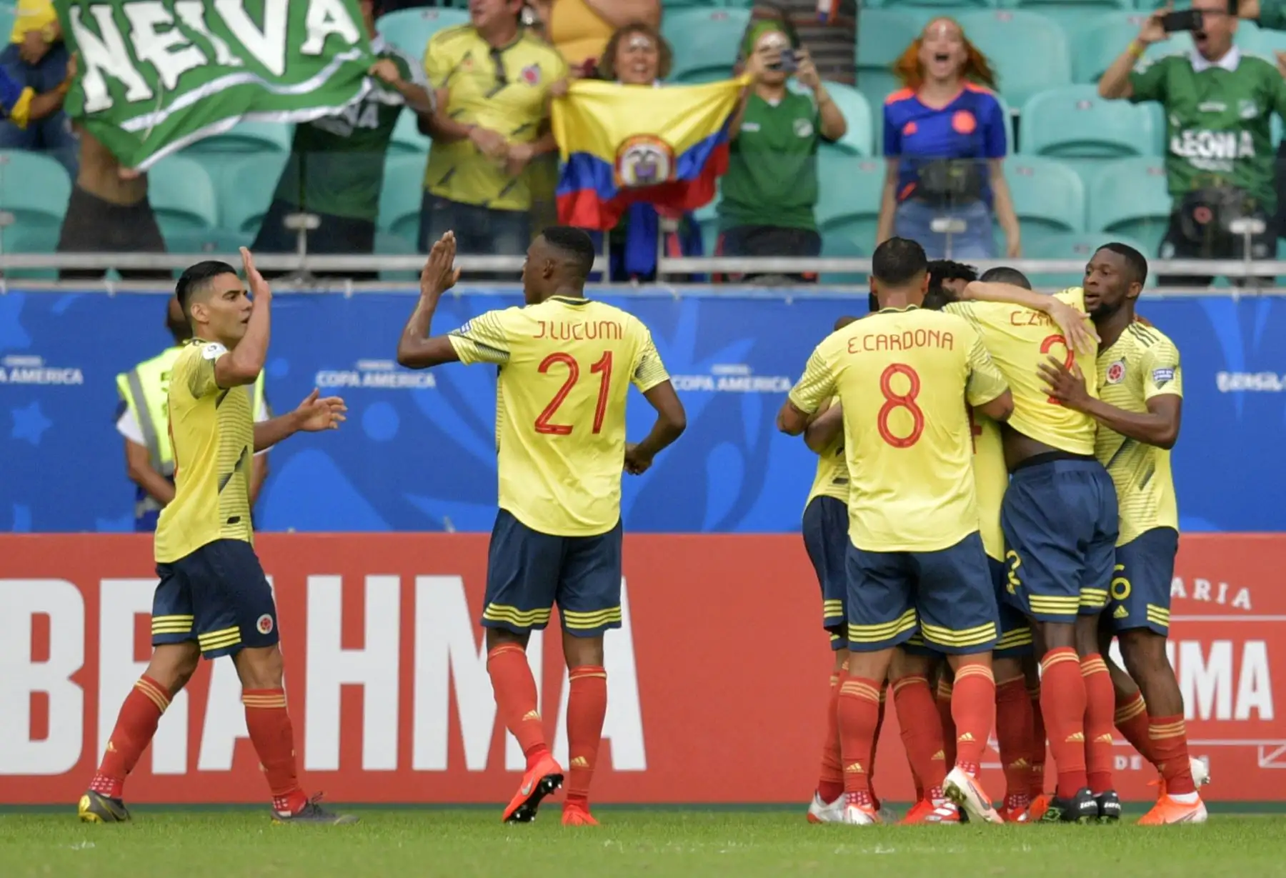 Gustavo Cuellar (cubierto) de Colombia celebra con sus compañeros de equipo luego de anotar contra Paraguay durante su partido de torneo de fútbol de la Copa América.
Foto: AFP