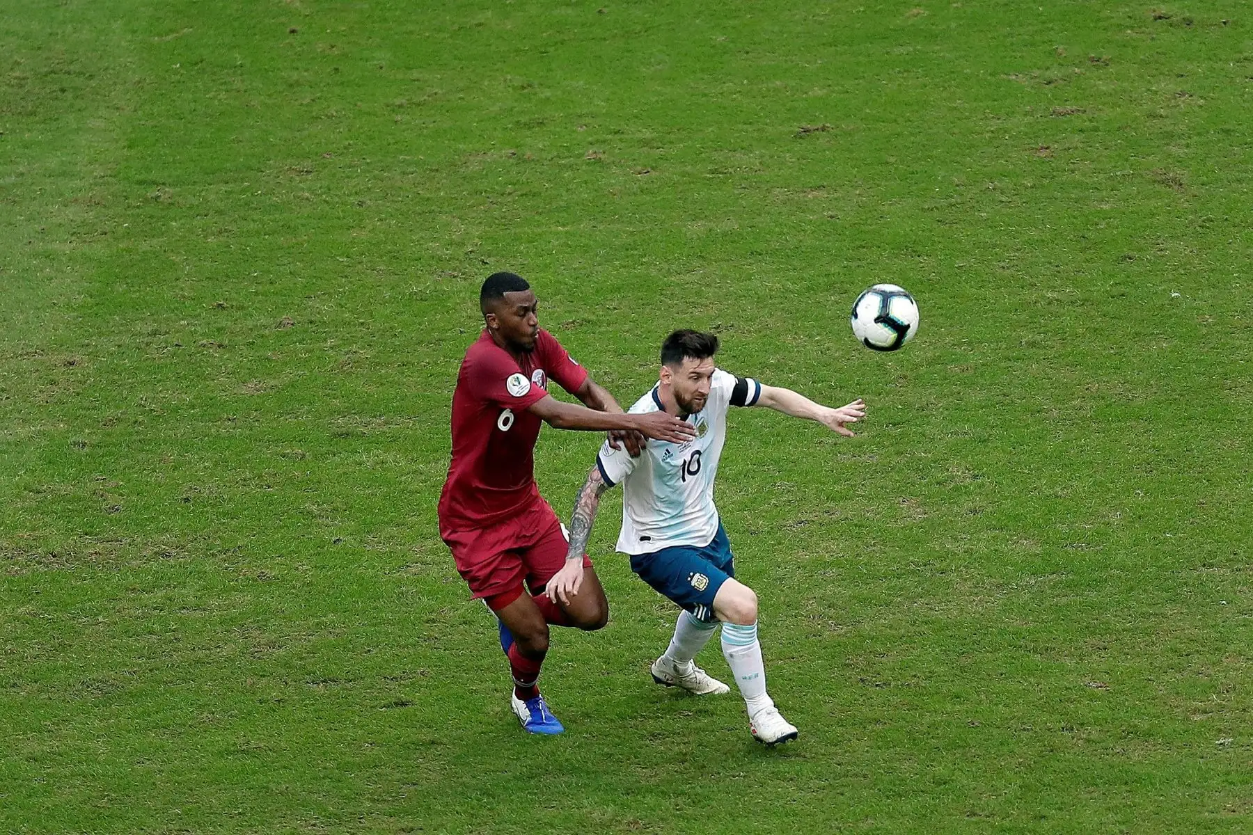 Leo Messi (d) de Argentina disputa un balón ante Abdelaziz Mohamed (i) de Catar este domingo, durante el partido del Grupo B de la Copa América de Fútbol 2019, entre Catar y Argentina.
Foto: EFE