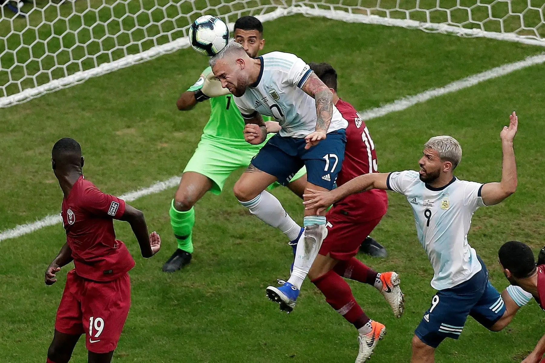 Nicolás Otamendi (c) de Argentina remata ante Catar este domingo, durante el partido del Grupo B de la Copa América de Fútbol 2019, entre Catar y Argentina, en el Estadio Arena do Grêmio de Porto Alegre.
Foto: EFE