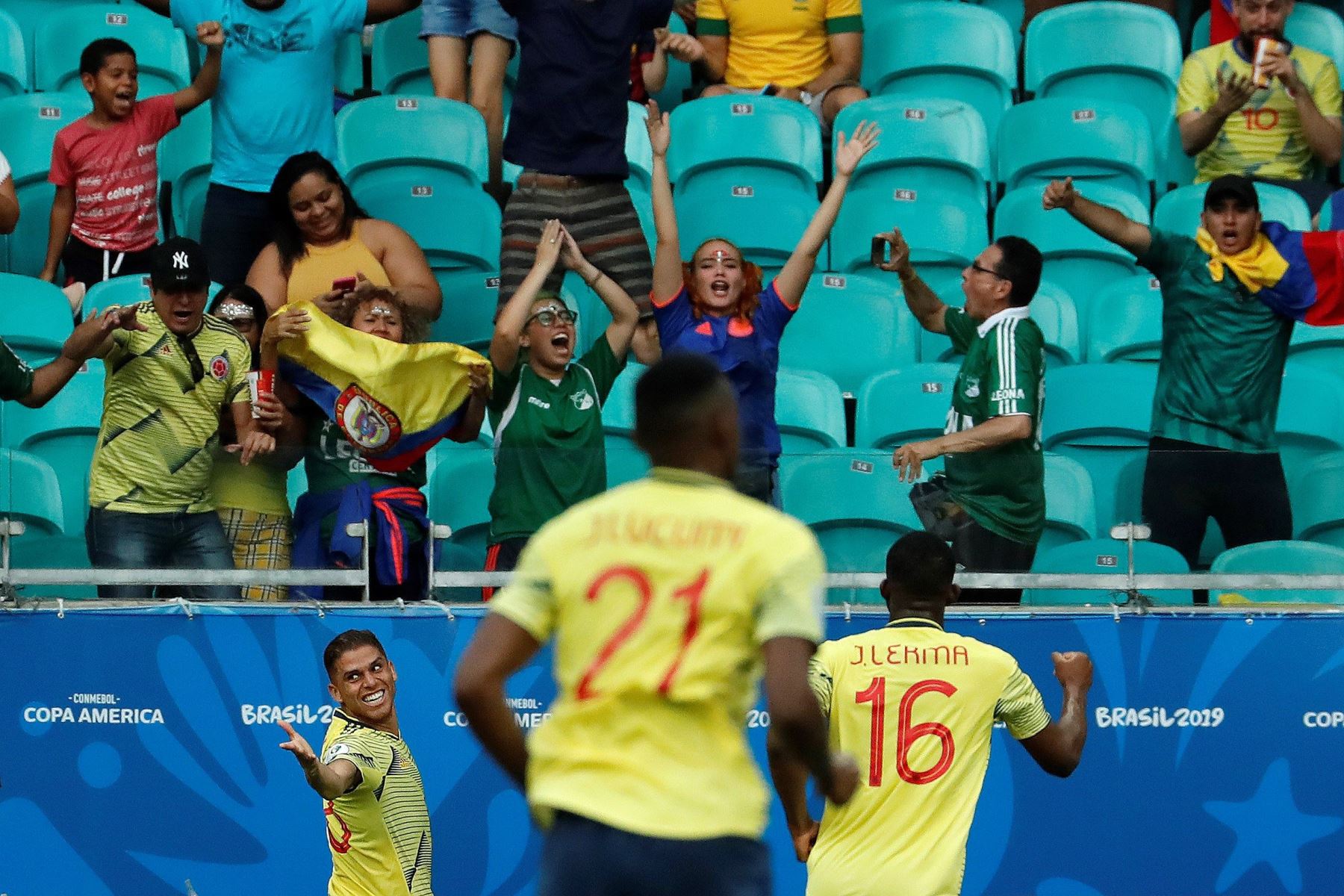 El jugador de Colombia celebra un gol Gustavo Cuellar (i), durante el partido Colombia-Paraguay del Grupo B de la Copa América de Fútbol 2019, en el Estadio Arena Fonte Nova de Salvador, Brasil.
Foto: EFE