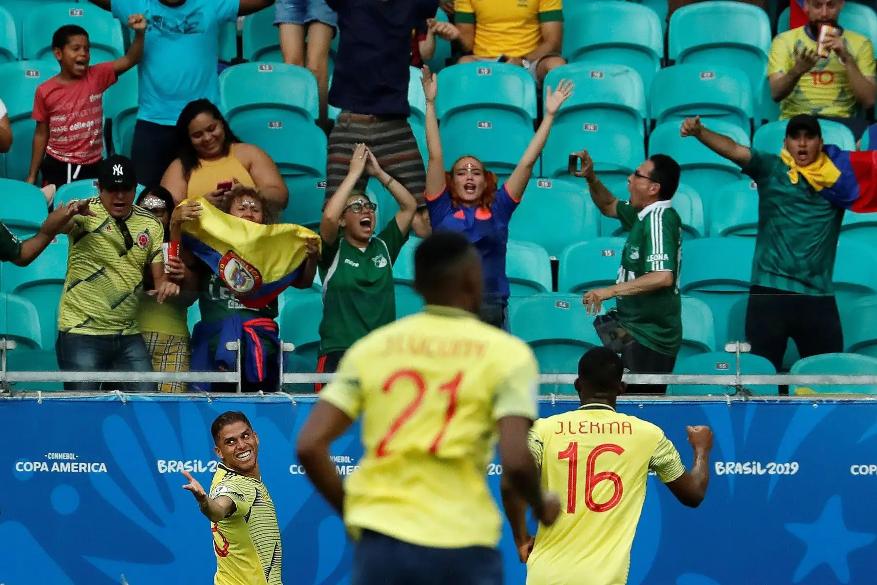 El jugador de Colombia celebra un gol Gustavo Cuellar (i), durante el partido Colombia-Paraguay del Grupo B de la Copa América de Fútbol 2019, en el Estadio Arena Fonte Nova de Salvador, Brasil.
Foto: EFE