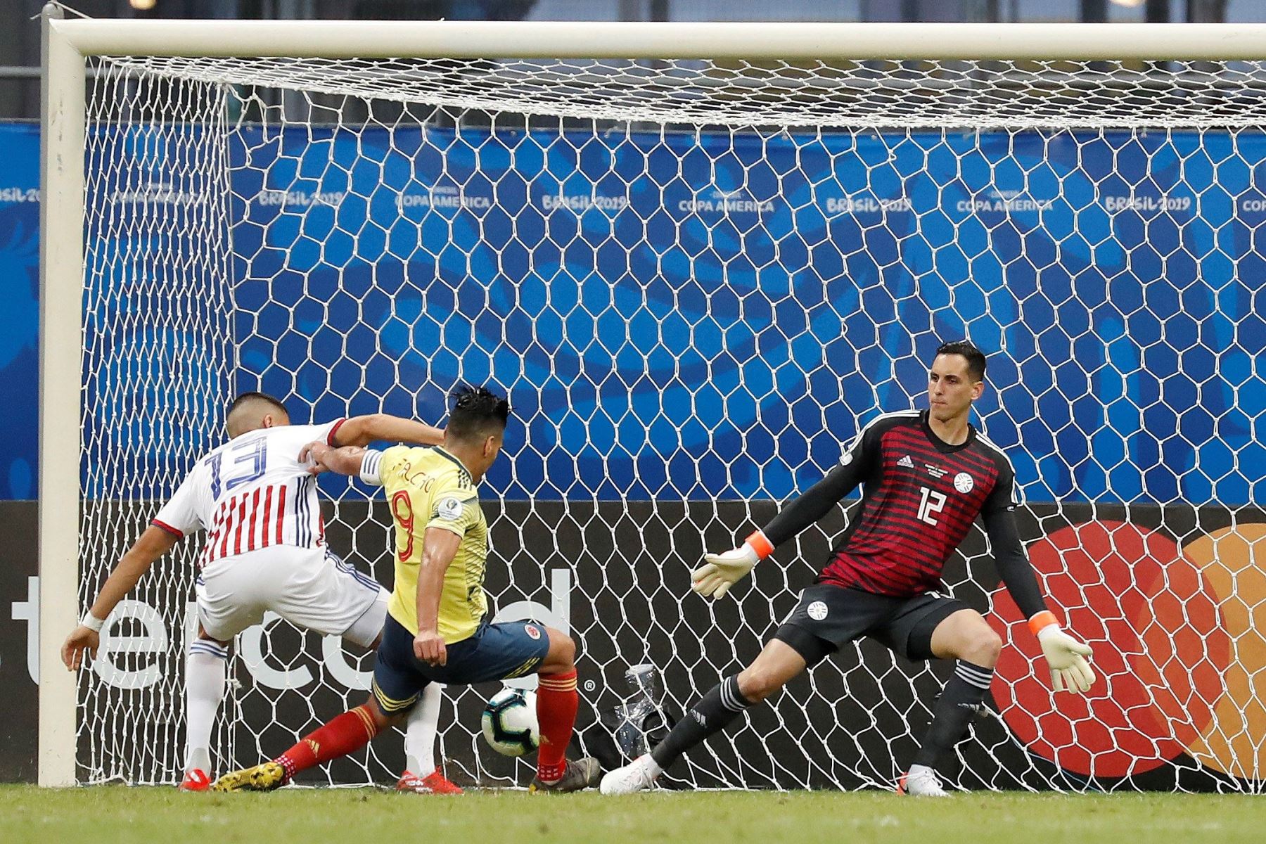 El jugador de Colombia Luis Díaz (d) disputa el balón con Iván Piris (arriba) de Paraguay, durante el partido Colombia-Paraguay del Grupo B de la Copa América de Fútbol 2019.
Foto: EFE