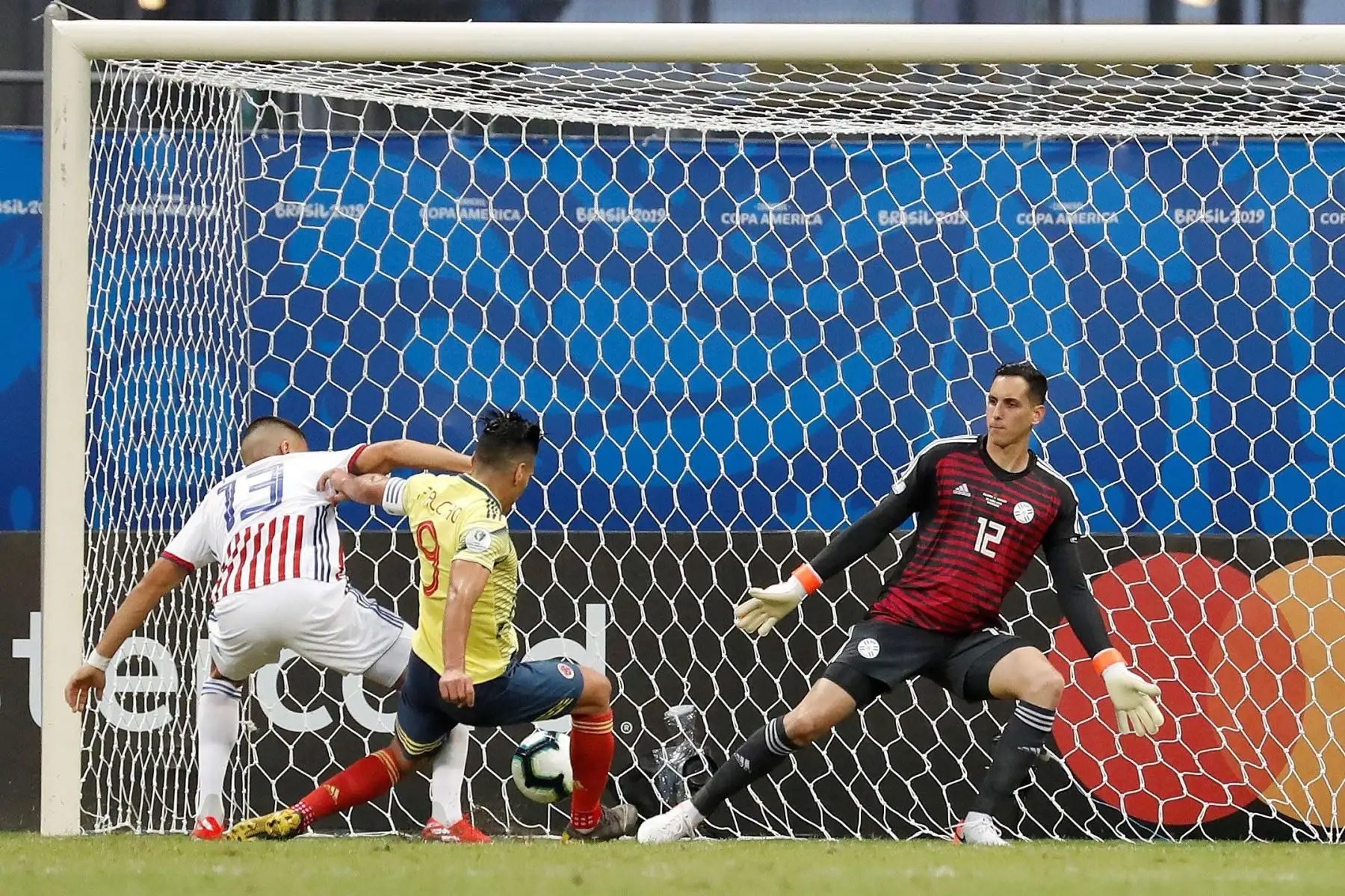 El jugador de Colombia Luis Díaz (d) disputa el balón con Iván Piris (arriba) de Paraguay, durante el partido Colombia-Paraguay del Grupo B de la Copa América de Fútbol 2019.
Foto: EFE