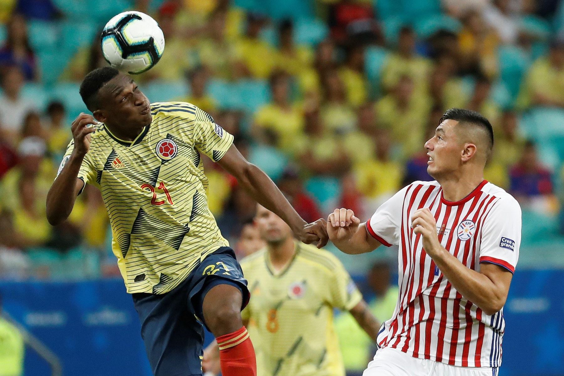 El jugador de Colombia Jhon Lucumí (i) salta por el balón, durante el partido Colombia-Paraguay del Grupo B de la Copa América de Fútbol 2019.
Foto: AFP