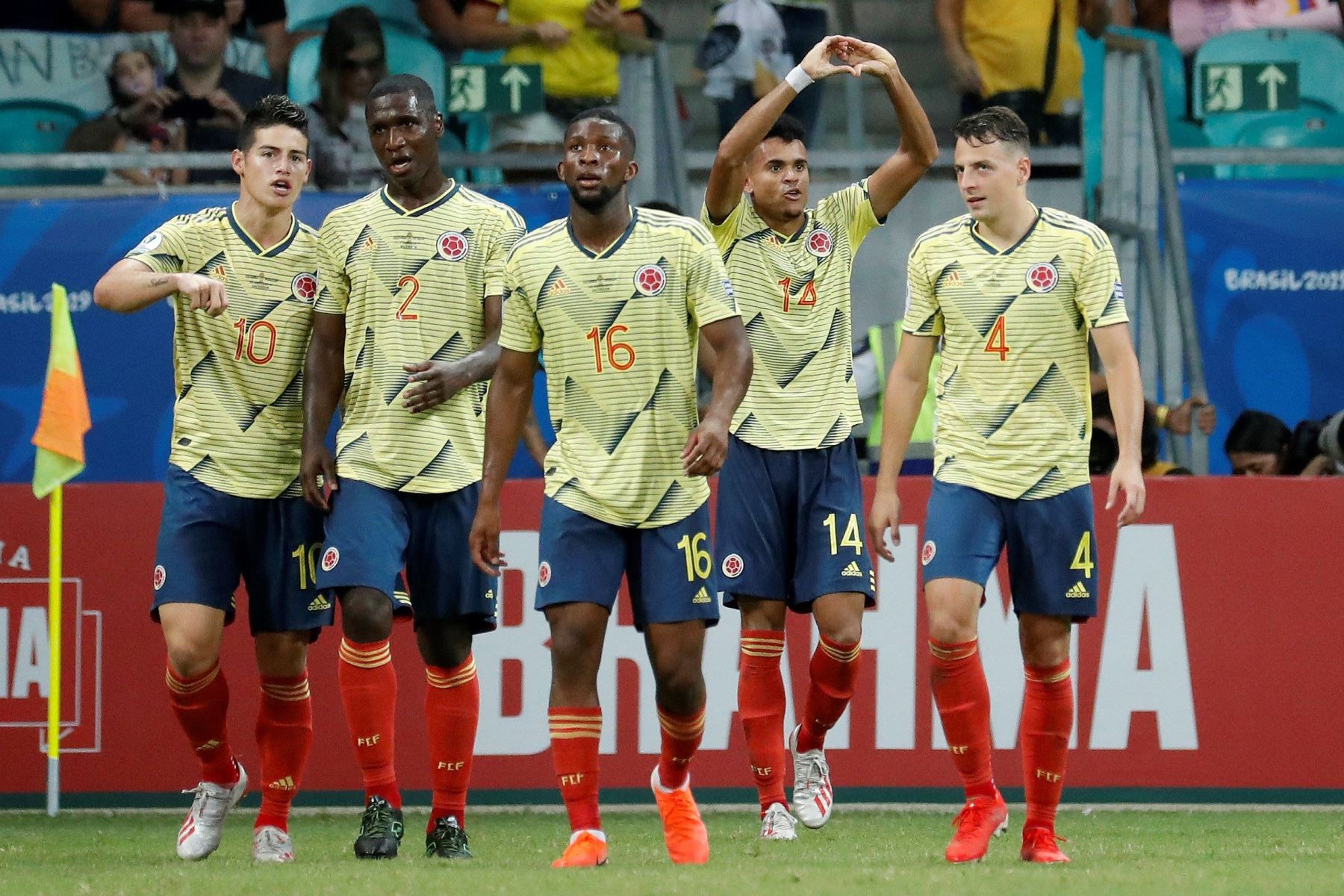 El jugador de Colombia Luis Díaz (2-d) celebra un gol, durante el partido Colombia-Paraguay del Grupo B de la Copa América de Fútbol 2019.
Foto: AFP