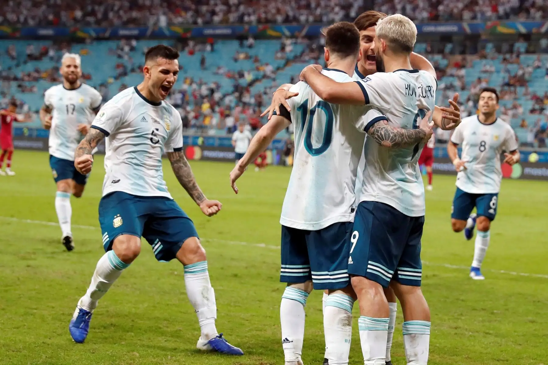 Kun Agüero (d) de Argentina celebra tras anotar un gol con sus compañeros este domingo, durante el partido del Grupo B de la Copa América de Fútbol 2019.
Foto. EFE