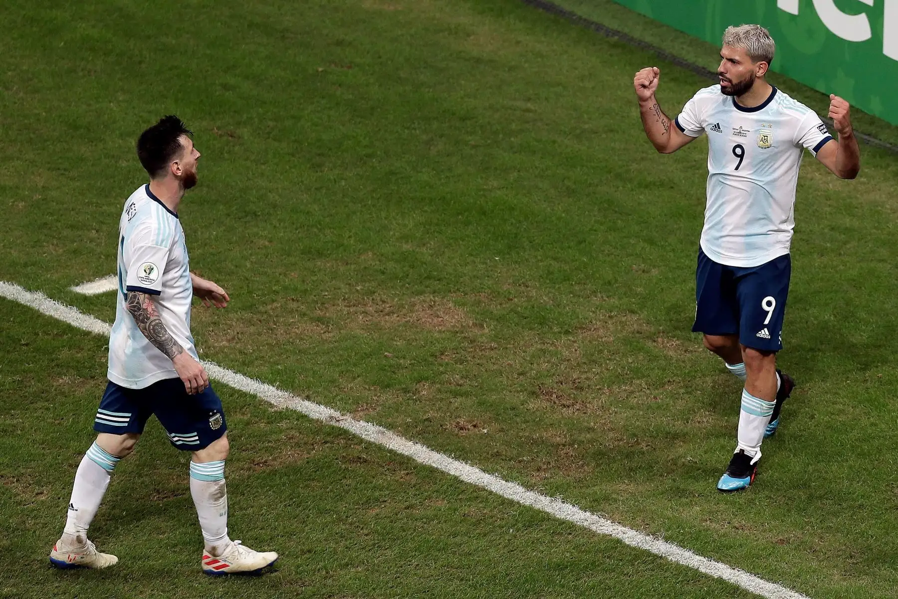 Kun Agüero (d) de Argentina celebra tras anotar un gol con su compañero Leo Messi este domingo, durante el partido del Grupo B de la Copa América de Fútbol 2019.
Foto: EFE