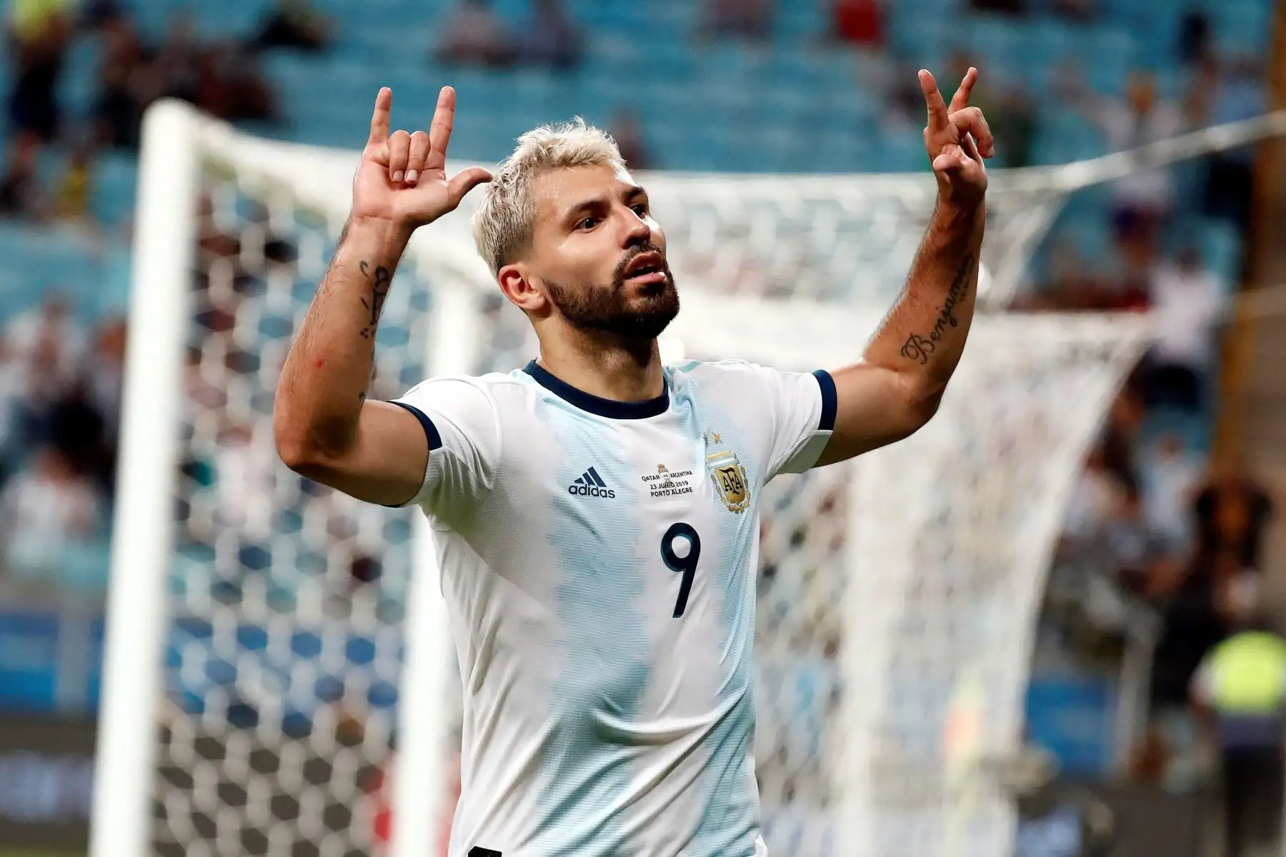 Kun Agüero de Argentina celebra tras anotar un gol ante Catar este domingo, durante el partido del Grupo B de la Copa América de Fútbol 2019.
Foto: EFE
