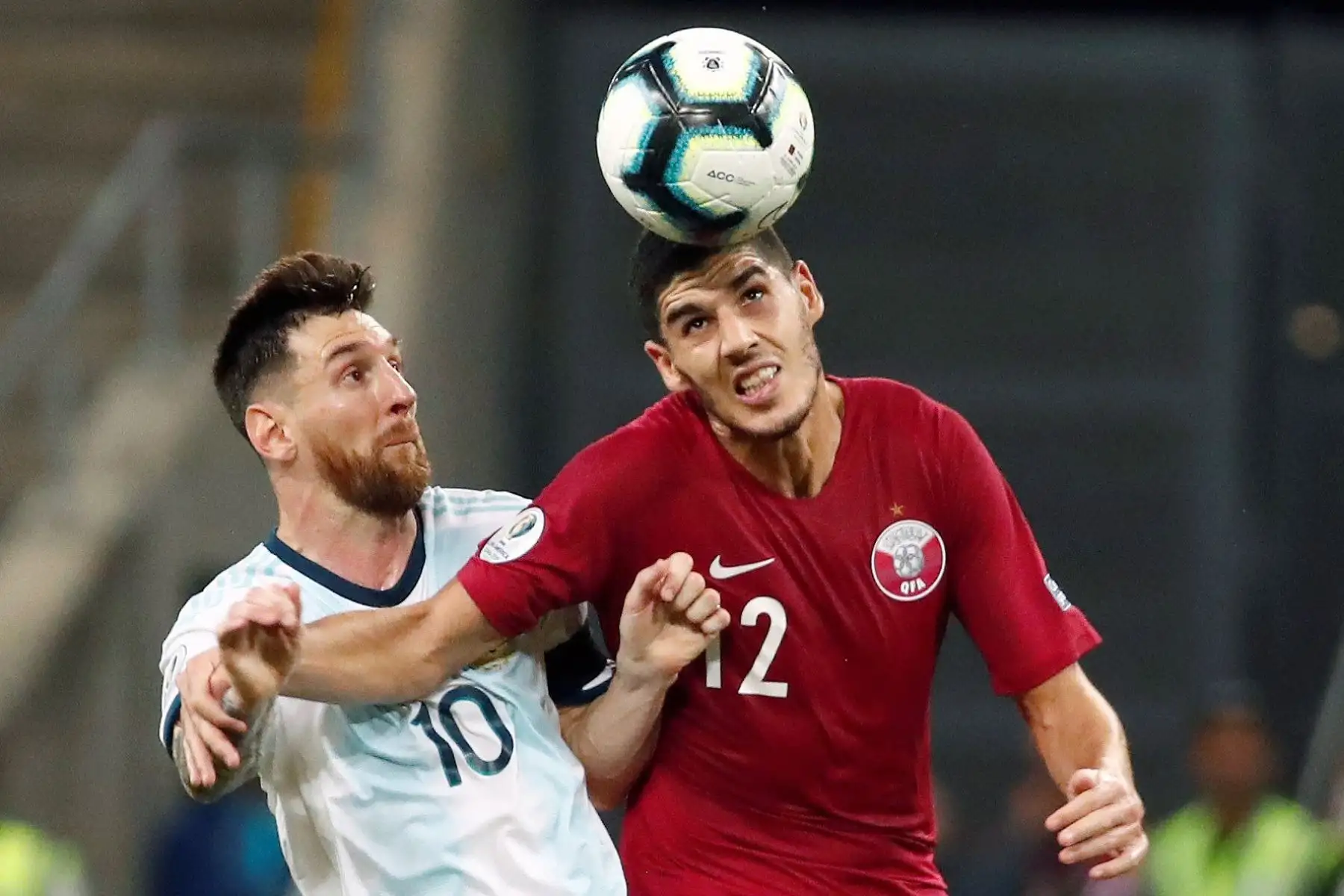 Leo Messi (i) de Argentina disputa un balón ante Karim Boudiaf (d) de Catar este domingo, durante el partido del Grupo B de la Copa América de Fútbol 2019.
Foto: EFE