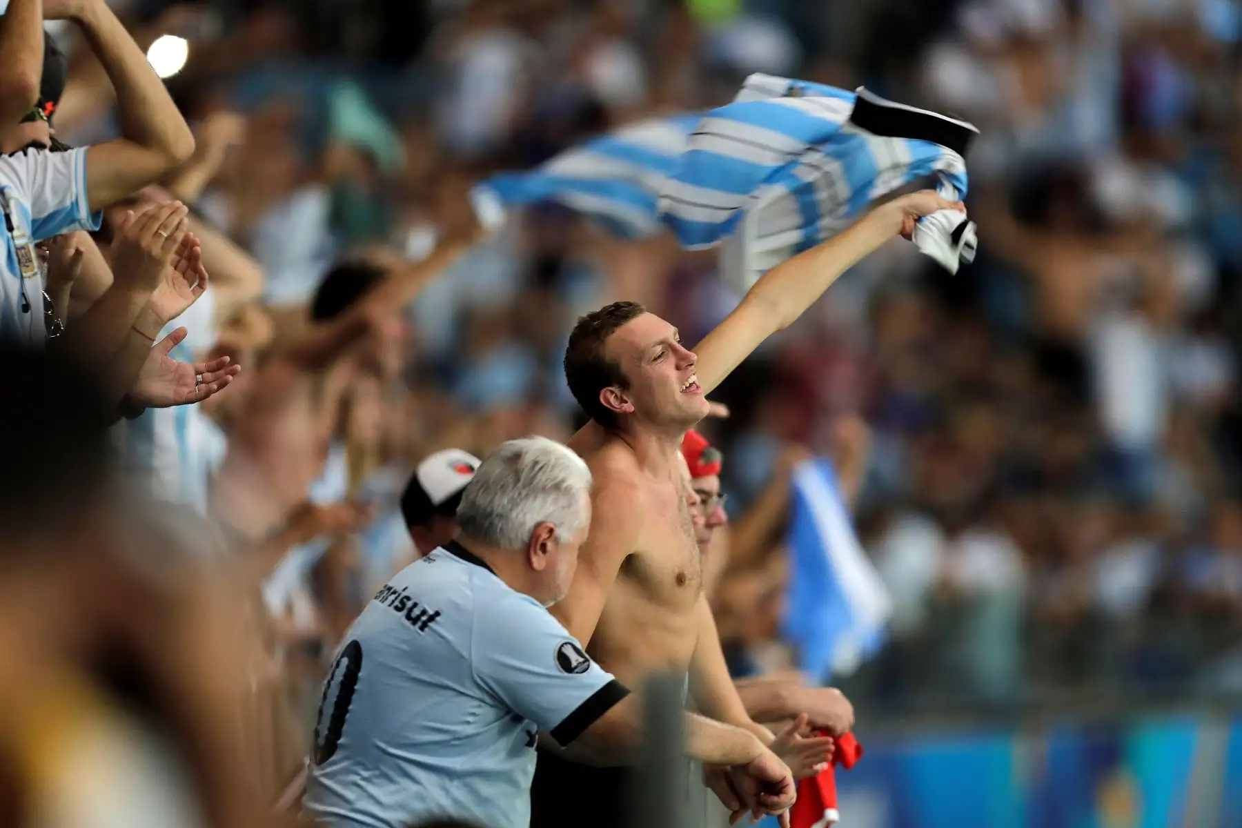 Aficionados de Argentina animan a su equipo este domingo, durante el partido del Grupo B de la Copa América de Fútbol 2019, entre Catar y Argentina.
Foto: EFE