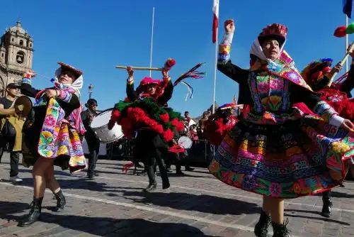 Las delegaciones que saludan a la Ciudad Imperial en su mes jubilar derrochan buen ritmo y mucho color.