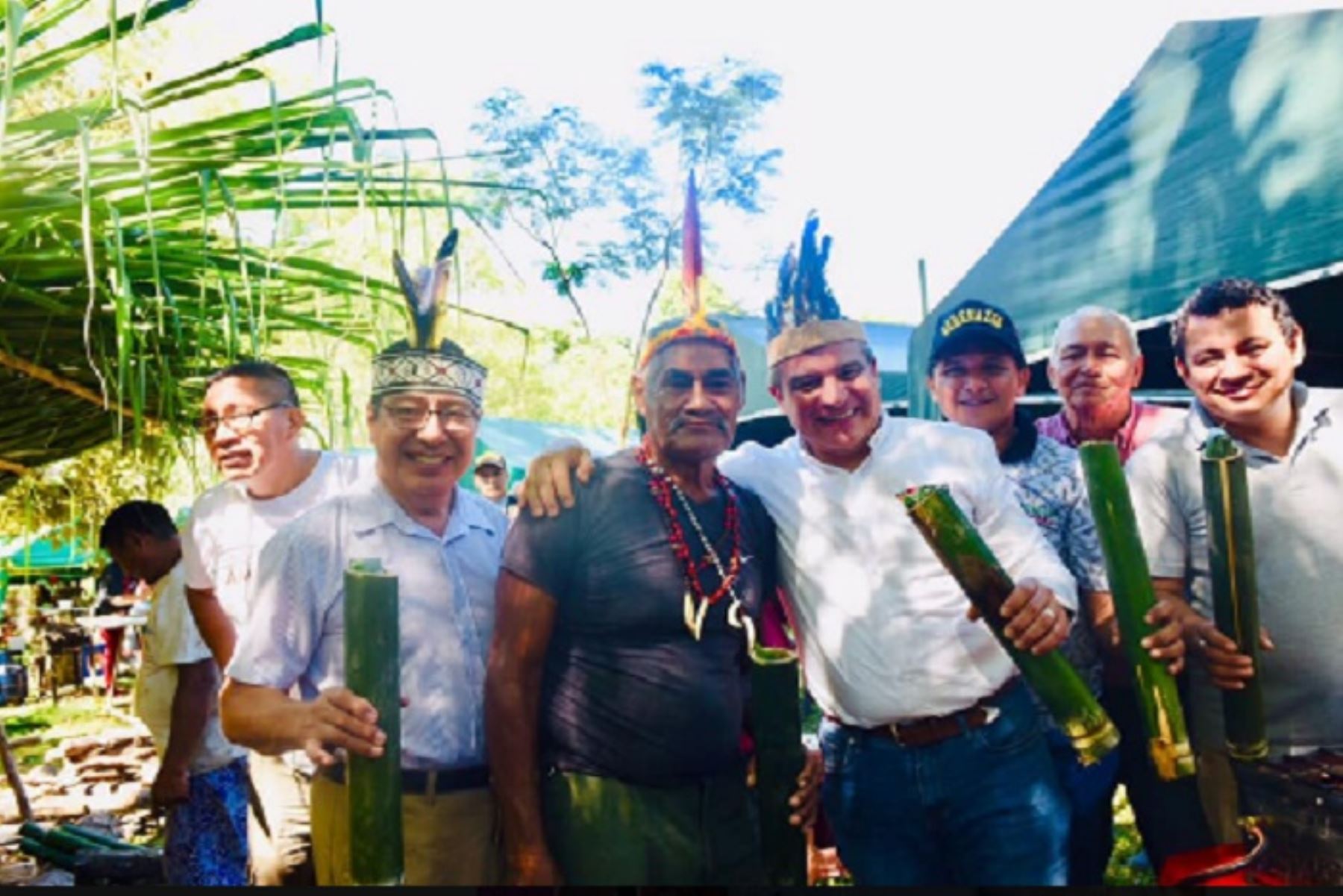 El viceministro de Turismo, José Ernesto Vidal Fernández abrió las actividades por el Día de la Selva en el Corredor Bajo Tambopata,  en Madre de Dios, en medio de una variada programación que comprendió danzas costumbristas, colocación de plantones para reforestación y la especial preparación de pescado en paca por indígenas de la comunidad nativa de Boca Inambari.