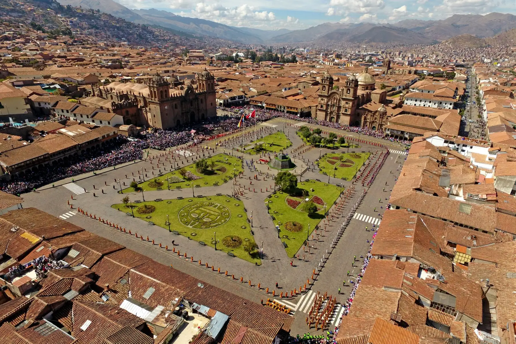 Plaza de Armas
Durante el incanato, en esta inmensa plaza (el antiguo Auqaypata o Plaza del Guerrero) se desarrollaba íntegramente la ceremonia, en medio del gran ushnu o plataforma ceremonial.
 Foto: ANDINA/EMUFEC