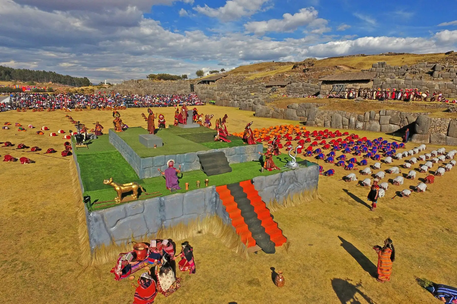 Parque arqueológico Sacsayhuamán
Sacsayhuamán se deriva de los términos quechuas “saqsay” y “waman”, que traducidos al español significan “sáciate halcón”). Este impresionante centro arqueológico se encuentra a 3,555 metros sobre el nivel del mar, a un kilómetro del barrio inca de Qolqanpata.
 Foto: ANDINA/EMUFEC