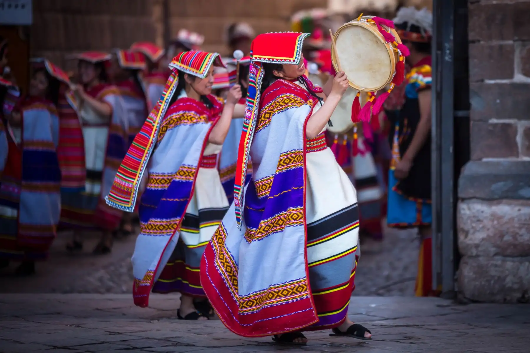 Cuenta la historia que la festividad del Inti Raymi fue instituida por el inca Pachacútec, en el siglo XV. Comenzó como una tradición religioso-cultural, que se celebraba cada solsticio de invierno (21 de junio) en honor al Sol, para que este no se alejara. Seis siglos después, se ha convertido en una ceremonia de interés turístico y cultural.Foto: ANDINA/EMUFEC