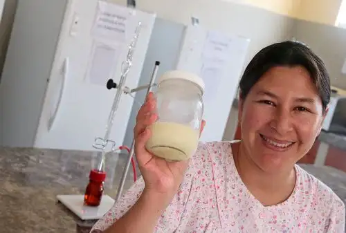 Madres en periodo de lactancia del Hospital San Bartolomé salvan la vida de los bebés prematuros porque donan su leche materna.