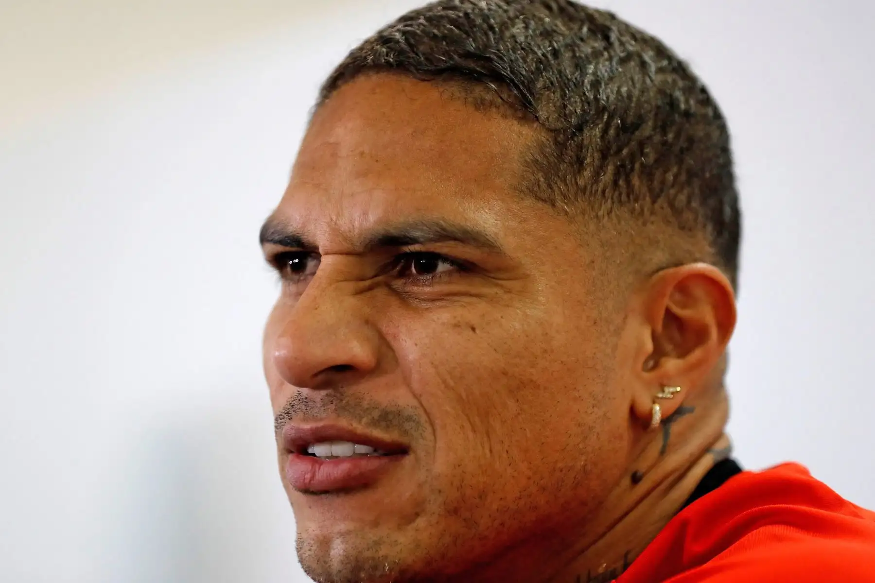 El jugador de la selección de Perú Paolo Guerrero participa en una conferencia de prensa posterior a un entrenamiento este lunes, en el estadio Pacaembú, en Sao Paulo (Brasil). Foto: EFE