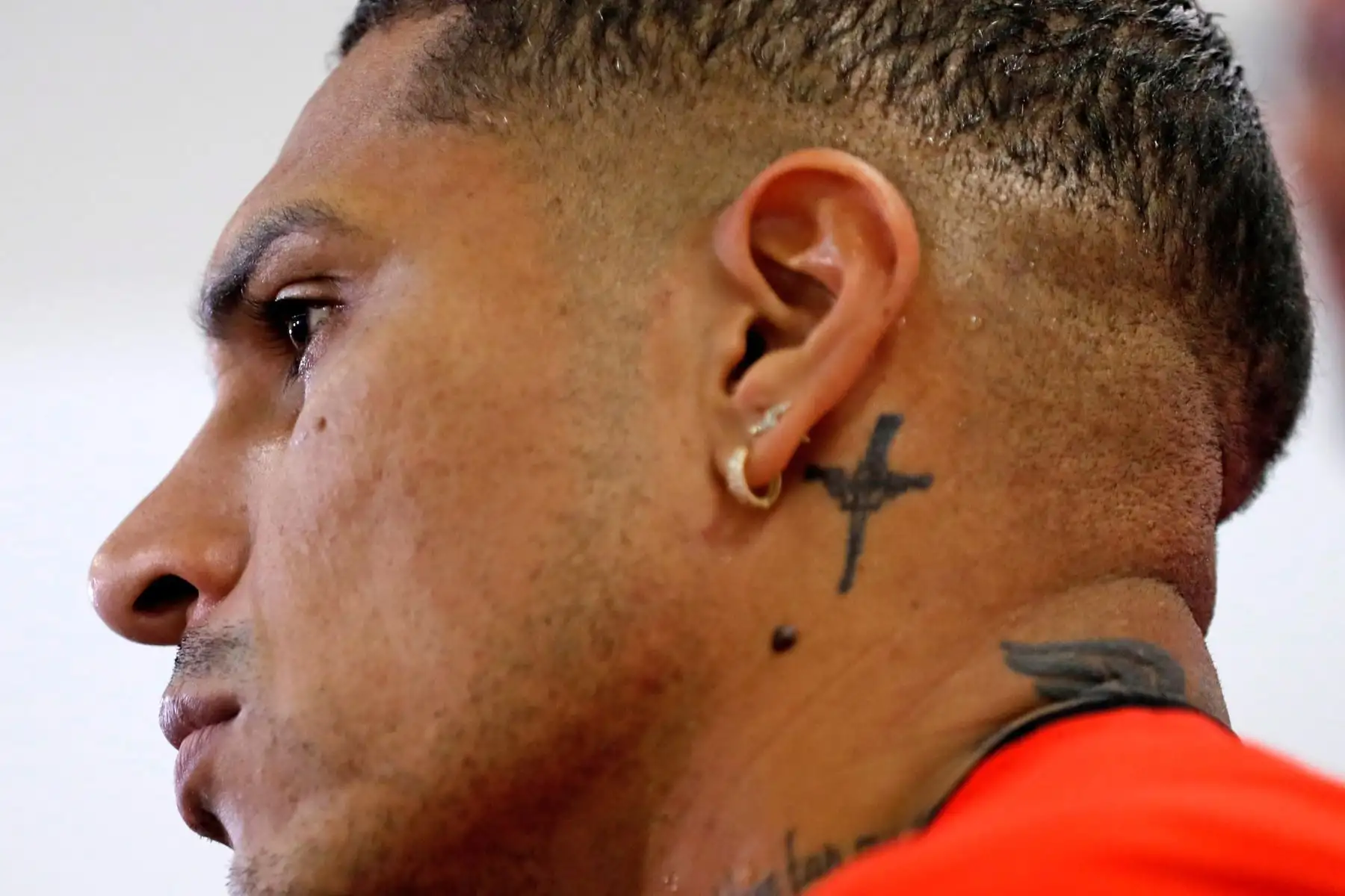 El jugador de la selección de Perú Paolo Guerrero participa en una conferencia de prensa posterior a un entrenamiento este lunes, en el estadio Pacaembú, en Sao Paulo (Brasil). Foto: EFE