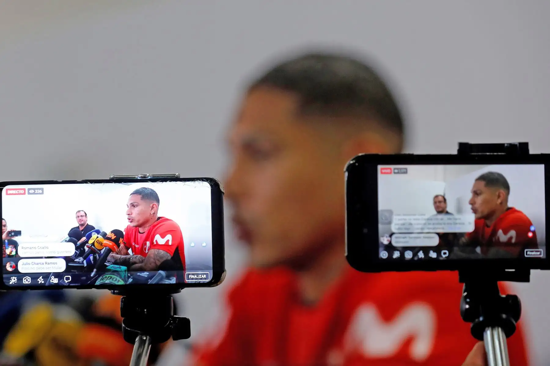 El jugador de la selección de Perú Paolo Guerrero participa en una conferencia de prensa posterior a un entrenamiento este lunes, en el estadio Pacaembú, en Sao Paulo (Brasil). Foto: EFE