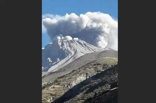 Desde las 2:00 hasta las 11:07 horas se registraron emisiones de gases y ceniza del volcán Ubinas. Foto: Cortesía