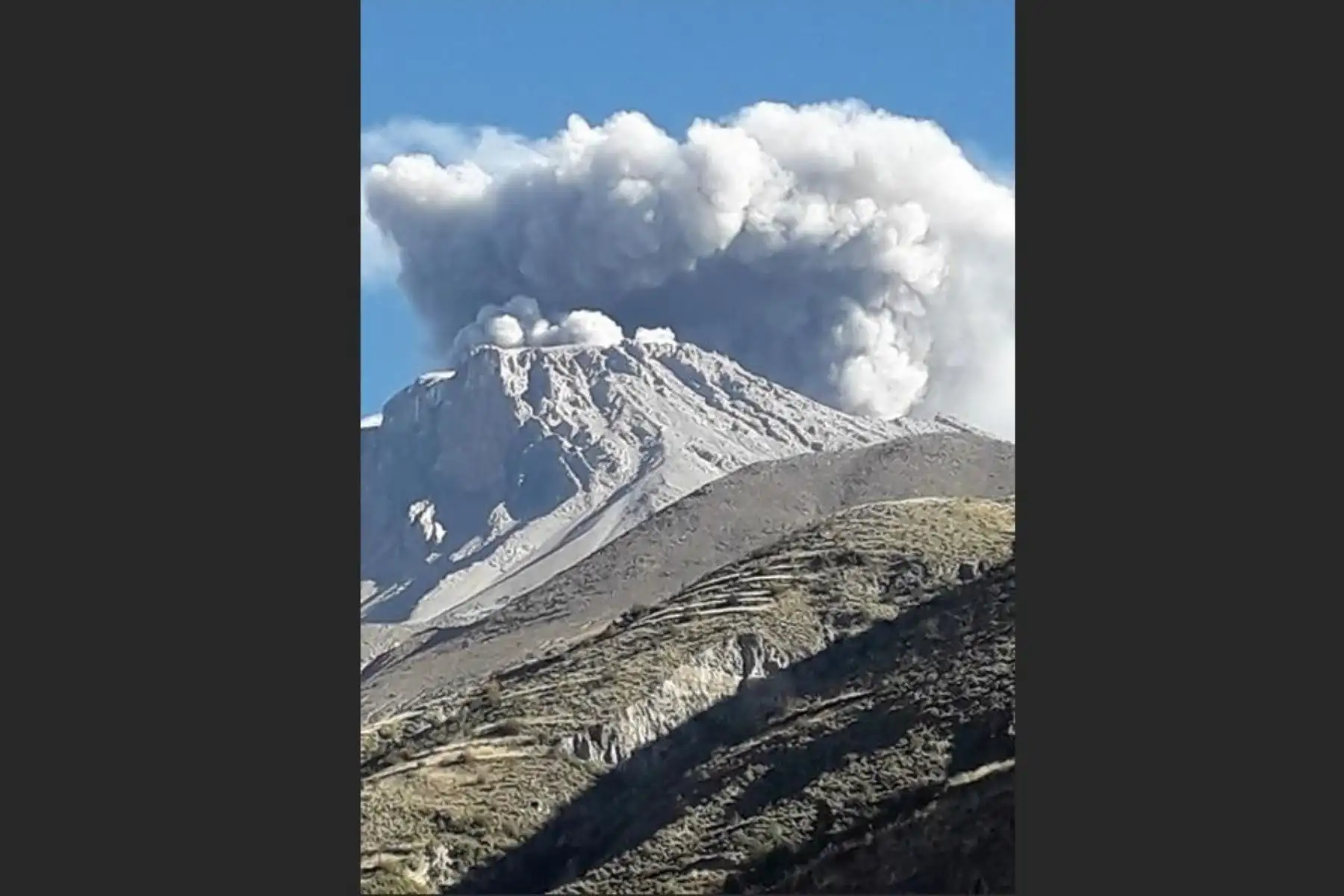 El volcán Ubinas inició un nuevo proceso eruptivo, afirma el IGP. Foto: Radioaficionados.