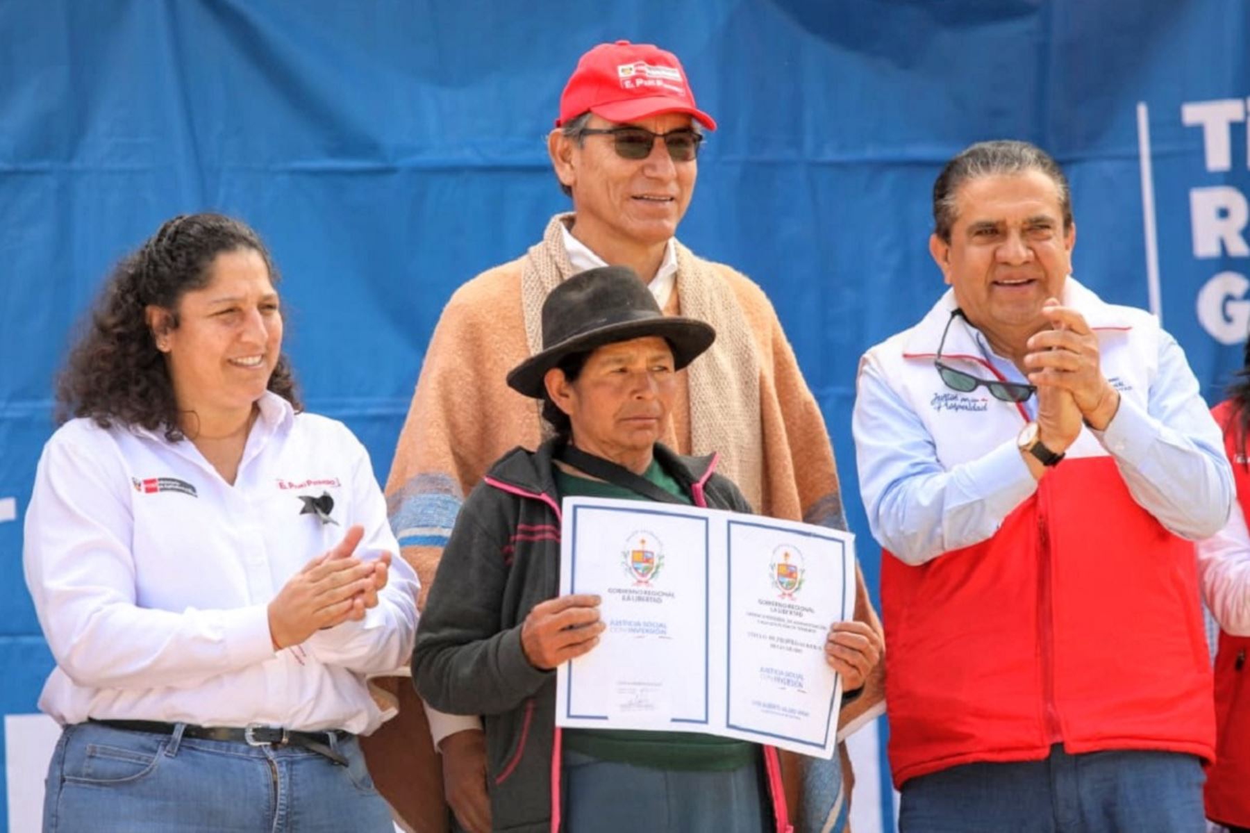 El presidente de la República, Martín Vizcarra y la ministra de Agricultura y Riego, Fabiola Muñoz, entregan títulos de propiedad rural en Pataz. Foto: Cortesía.