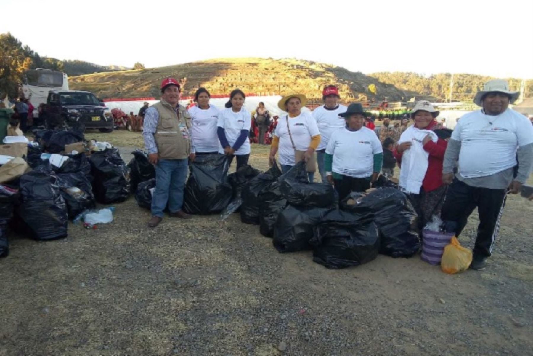 Un total de 300 voluntarios del Cusco realizaron una importante jornada de limpieza alrededor del Parque Arqueológico de Sacsayhuamán, luego de la escenificación del Inti Raymi, destacó el viceministro de Turismo, José Vidal.