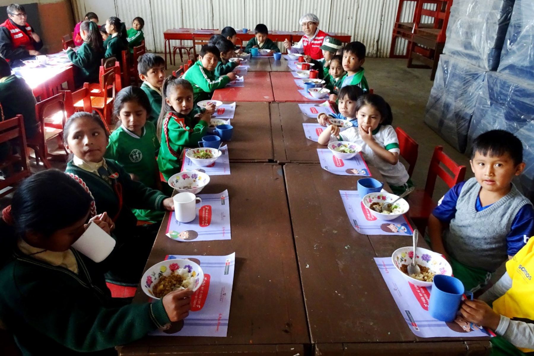 El director ejecutivo del programa Qali Warma, Fredy Hinojosa,compartió almuerzo con escolares de la Institución Educativa. N° 20751 Fray José María Gago Marín de Yauyos.